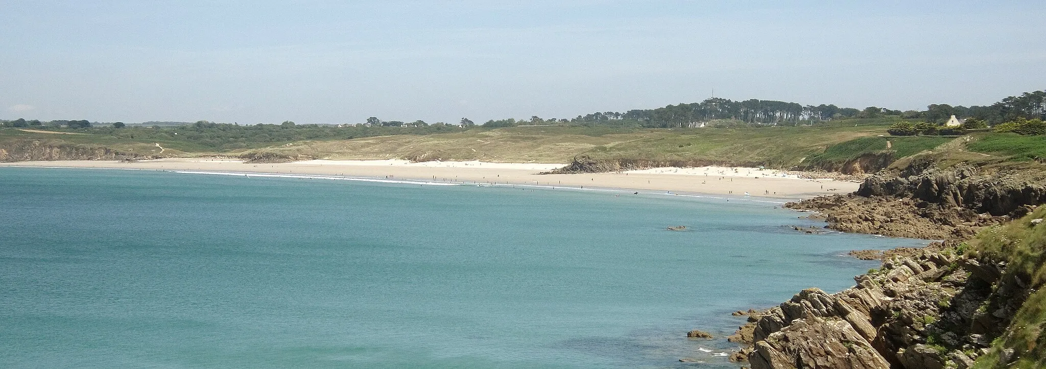 Photo showing: La plage des Blancs-Sablons vue depuis la presqu'île de Kermorvan.