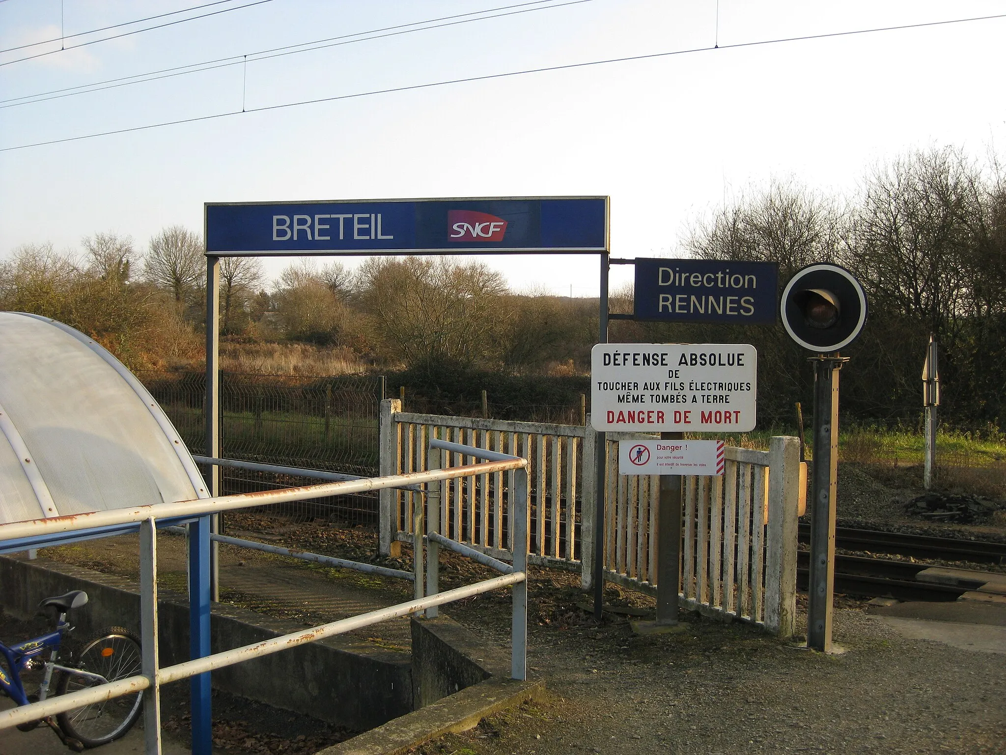 Photo showing: Entrée de la gare de Breteil, direction Rennes