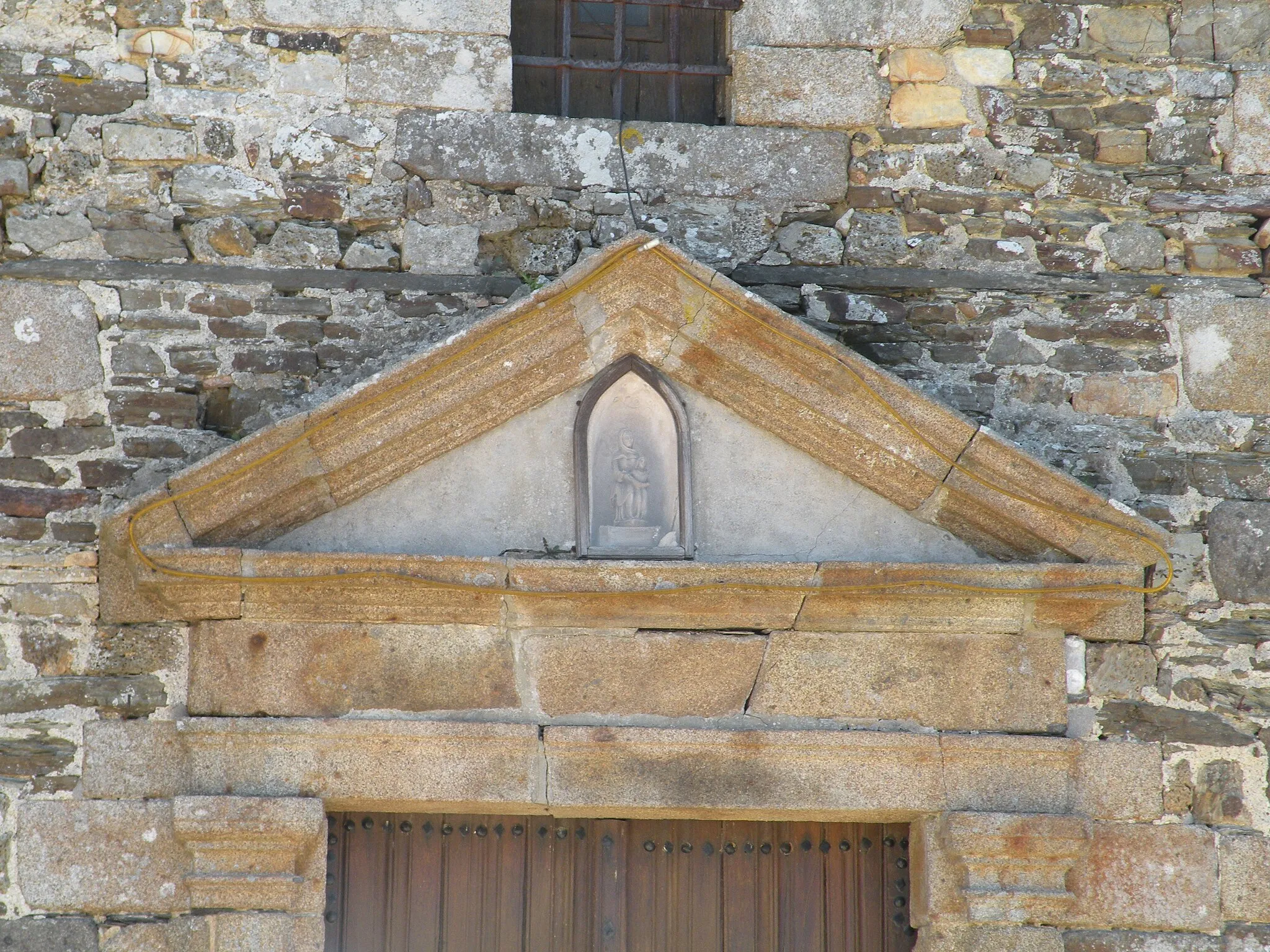 Photo showing: Fronton de l’église de Nouvoitou (Ille-et-Vilaine).