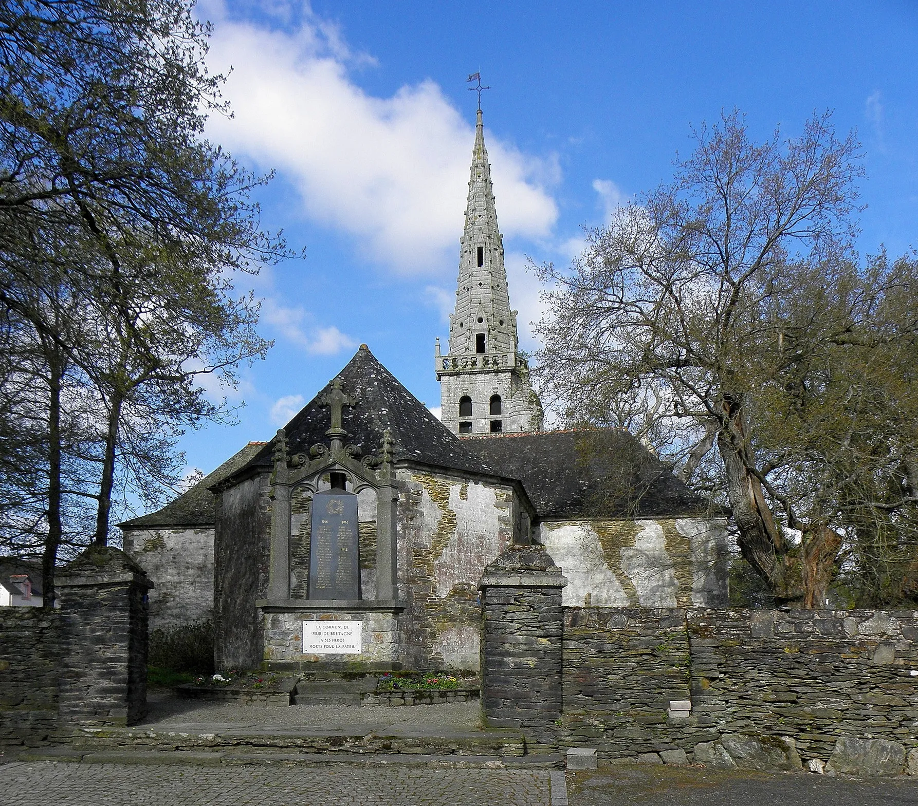 Photo showing: Chapelle Sainte-Suzanne de Mûr-de-Bretagne (22). Chevet.