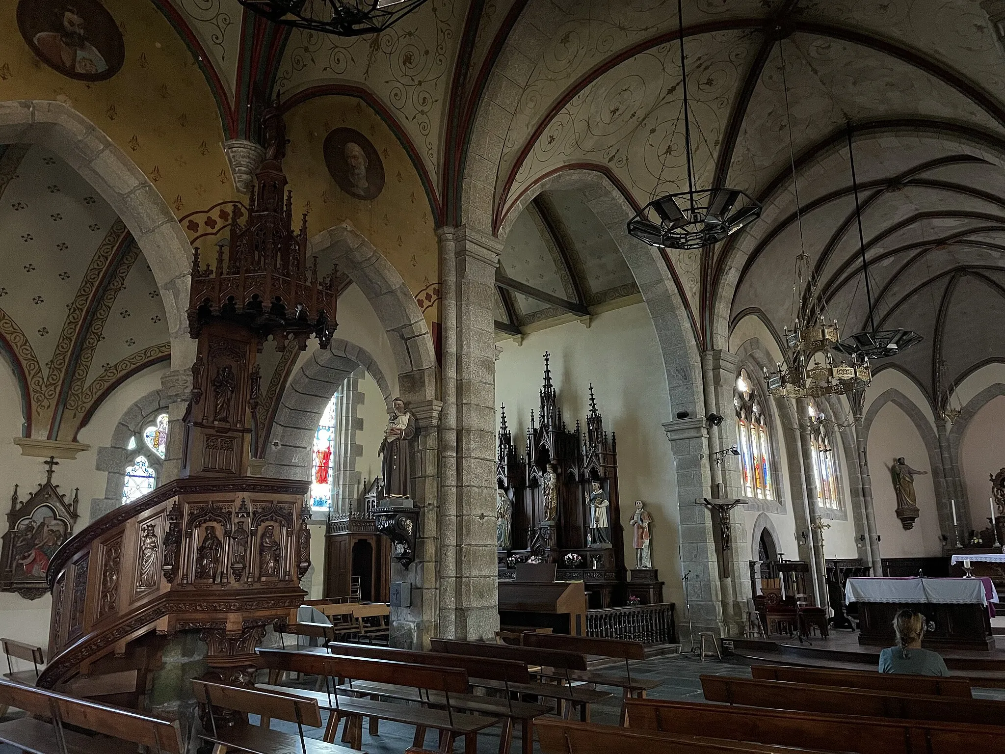 Photo showing: The preaching pulpit is made of wood and is decorated with carved bas-reliefs. (Work by Le Merer de Lannion in 1902)
The ceiling and walls are decorated with wall frescoes (Restoration from the end of the 19th century)