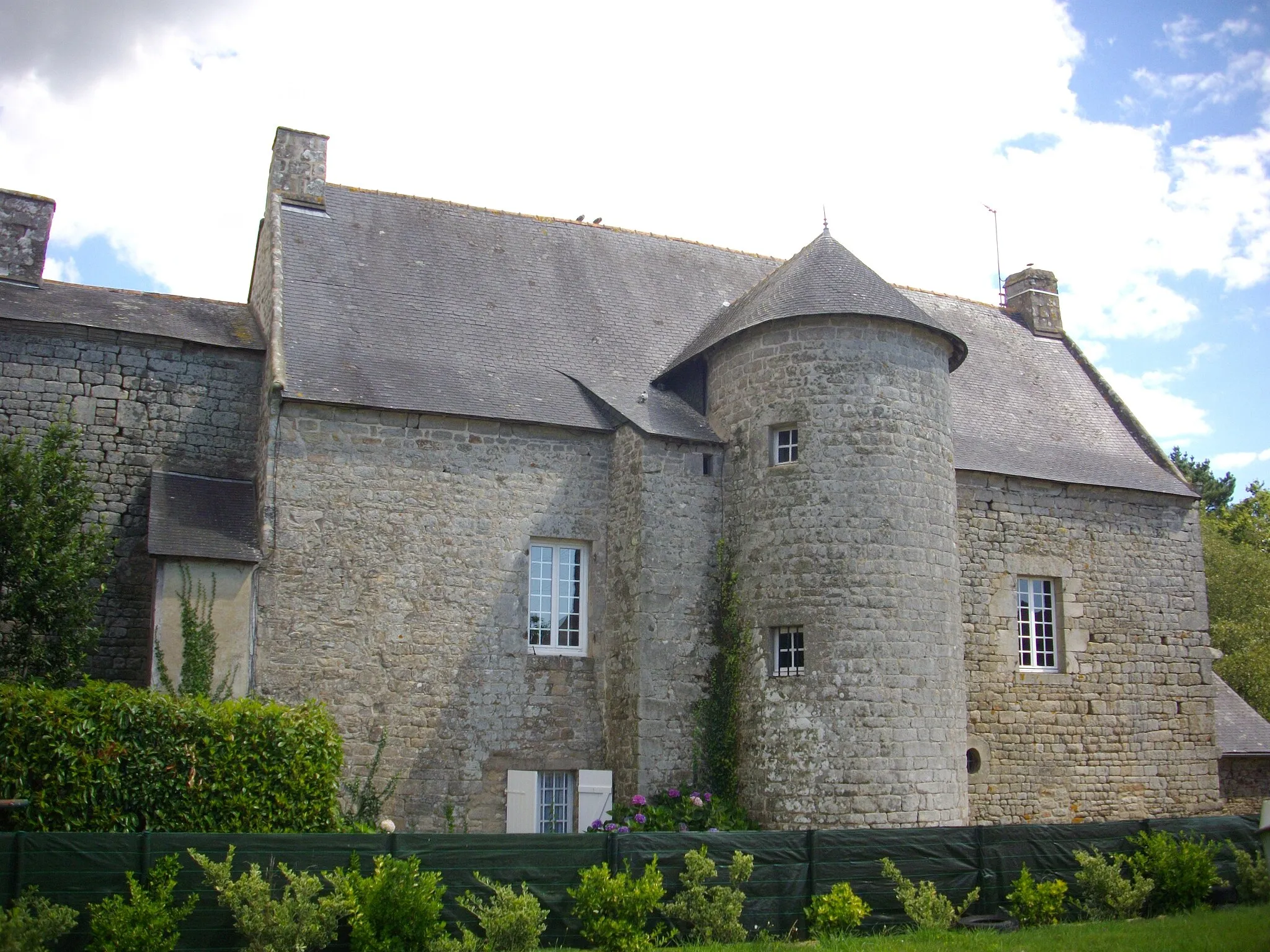 Photo showing: This building is indexed in the base Mérimée, a database of architectural heritage maintained by the French Ministry of Culture, under the reference PA00091813 .