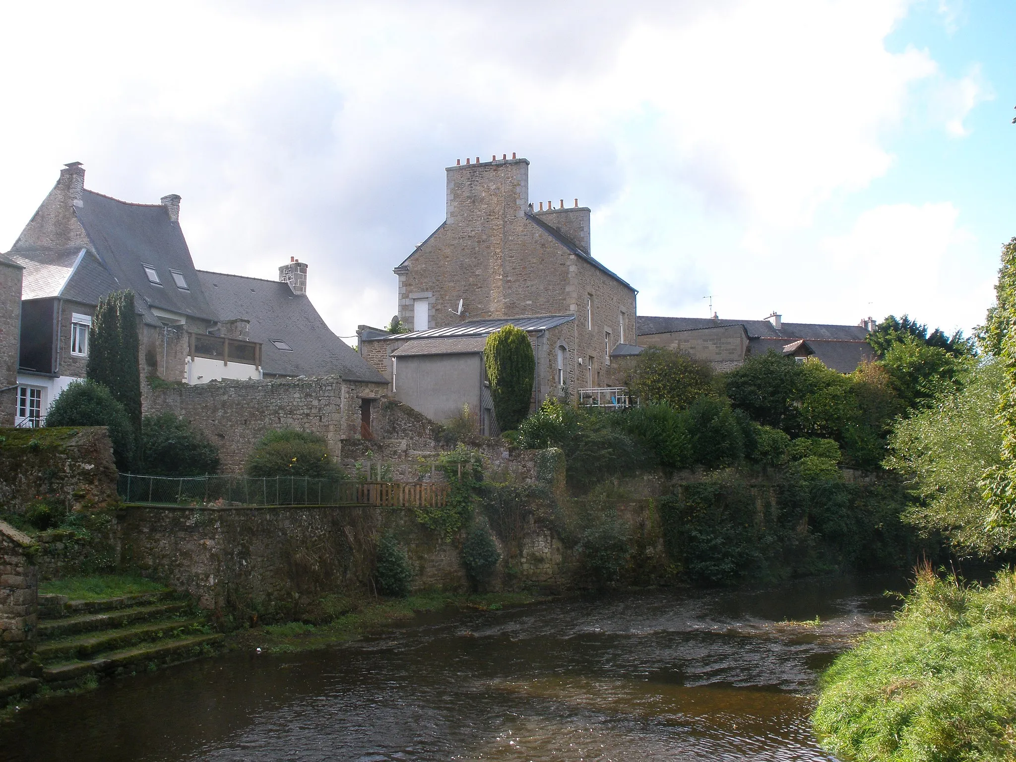 Photo showing: A view from one the Trieux's bridges