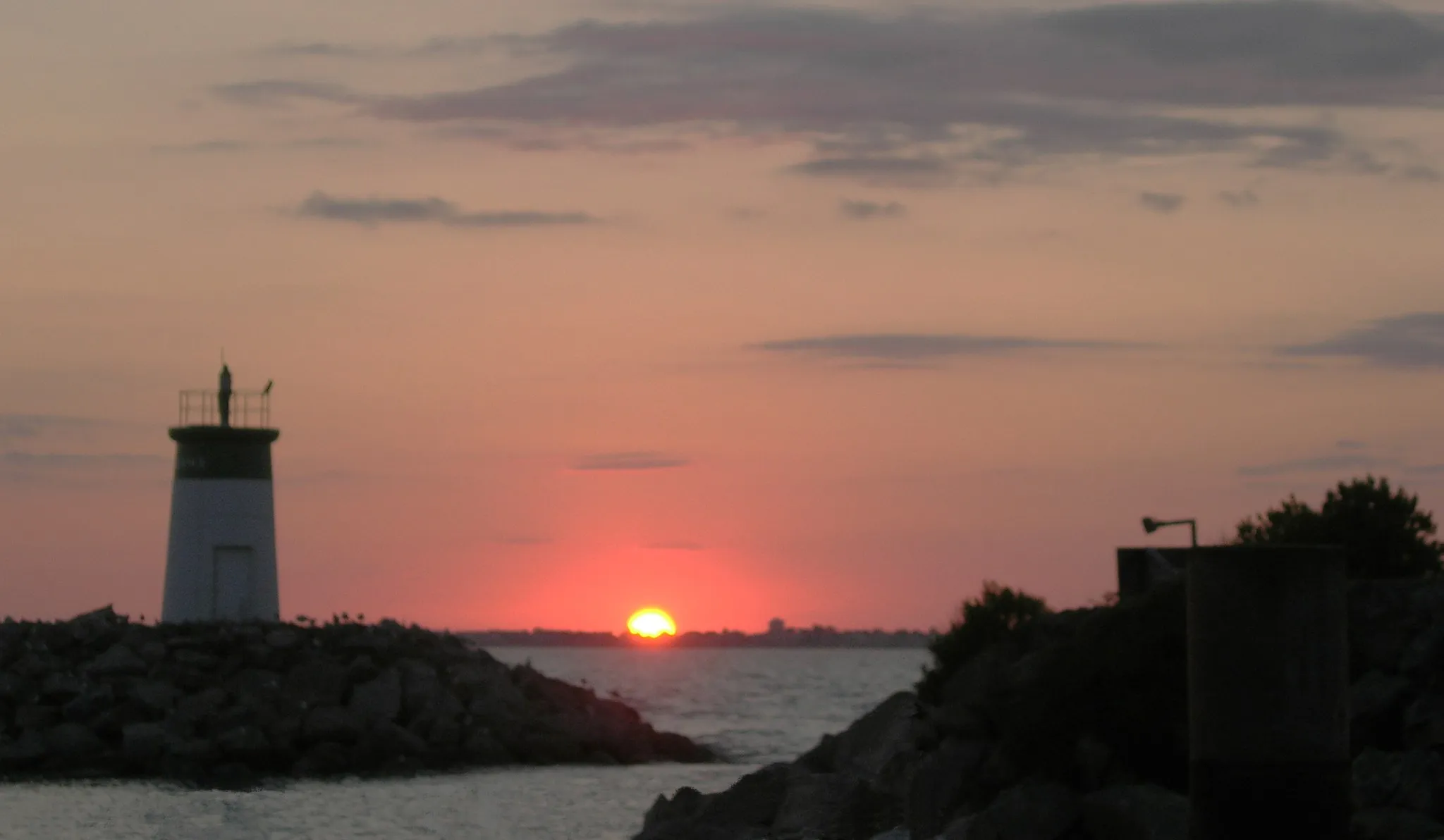 Photo showing: Coucher de soleil sur l'entrée du port de Pornichet