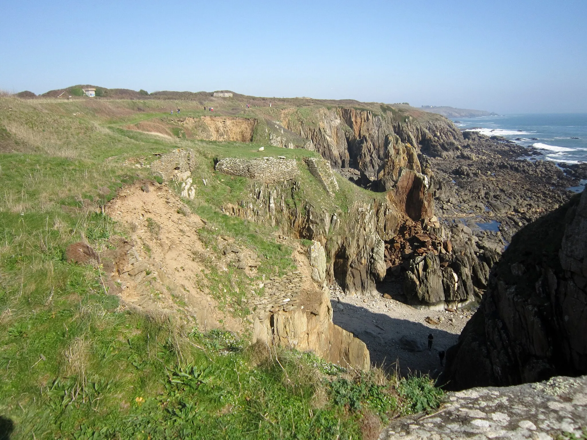 Photo showing: Les falaises des Rospects et les restes des murs de soutènement liés à l'activité goémonière.