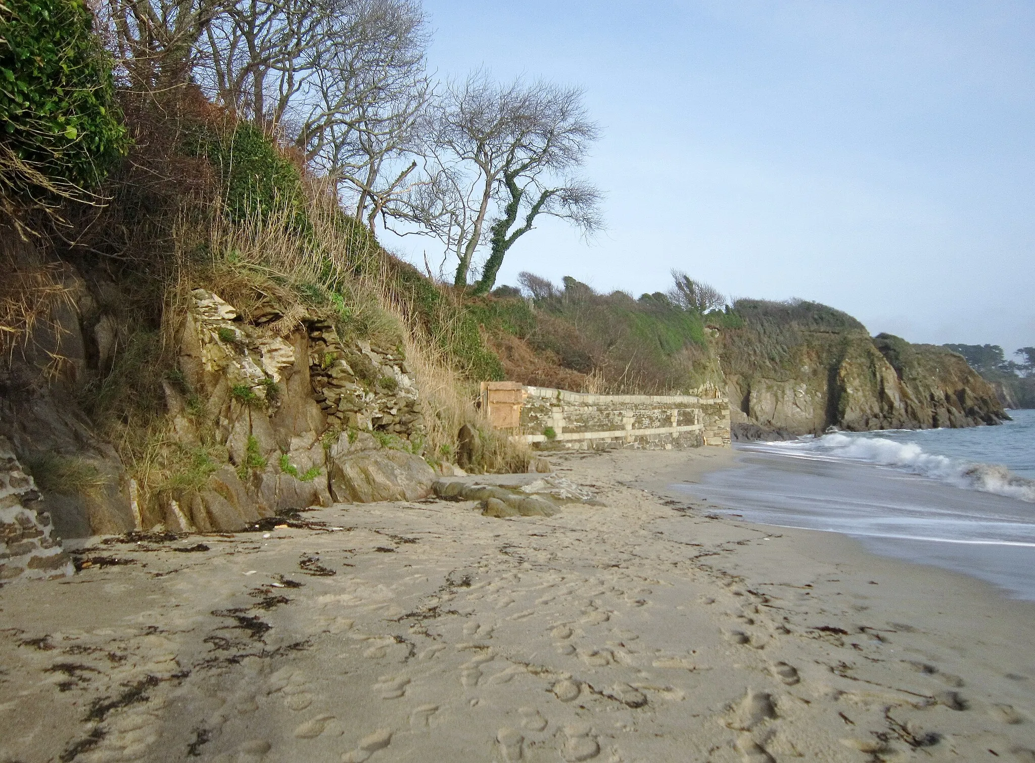 Photo showing: La grève de Saint Anne ; à l'arrière-plan les falaises entre Le Cosquer et Porsmilin.