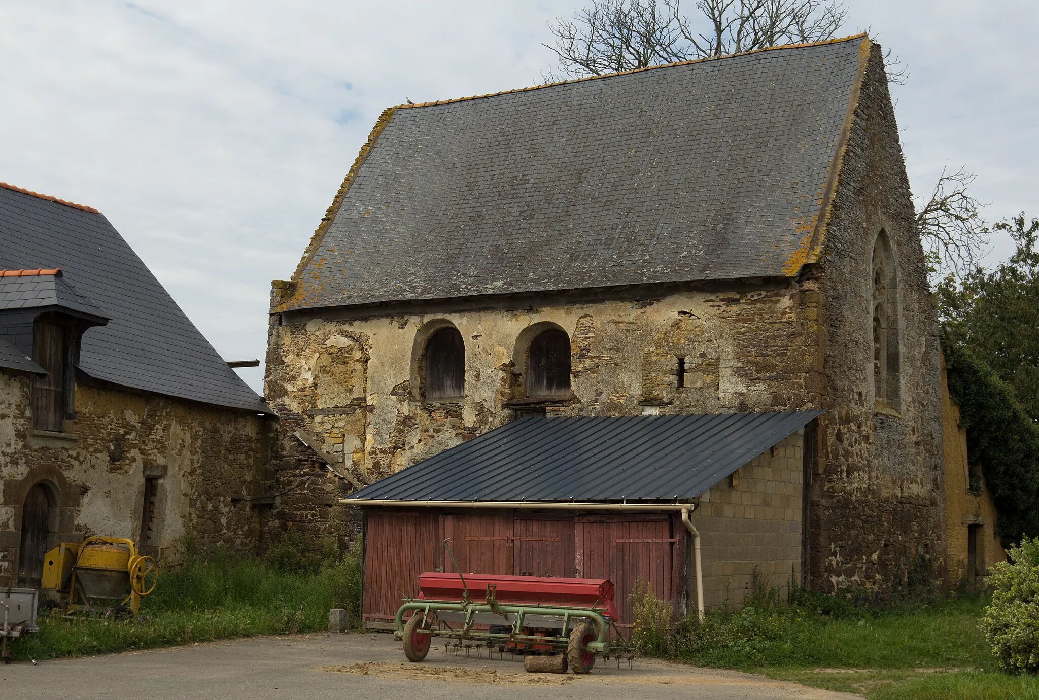 Photo showing: Façade sud de la chapelle du château de Fontenay. Deux des quatre fenêtres cintrées sont murées, les deux autres sont condamnées. Une grande fenêtre, également murée, est visible sur le pignon est. Deux appentis sont appuyés aux murs nord et sud.