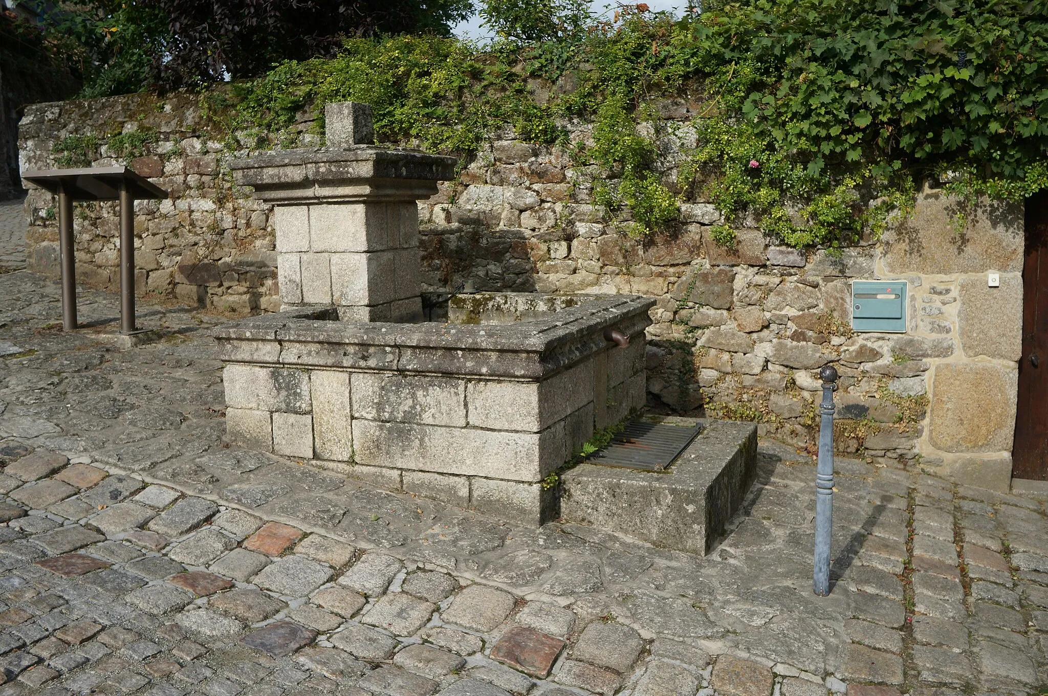 Photo showing: Fontaine et puits de Léhon Côtes-d'Armor Bretagne