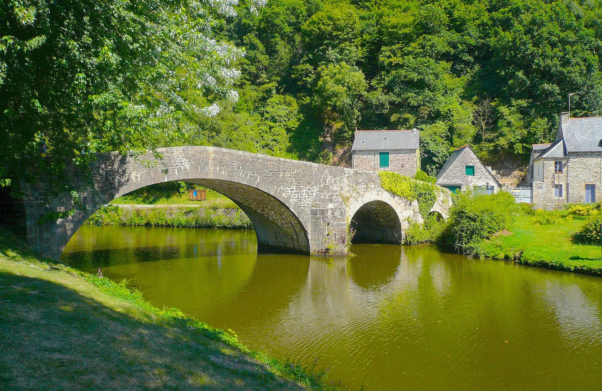 Photo showing: Le petit pont sur la Rance à Léhon, près de Dinan, dans les Côtes d'Armor.
