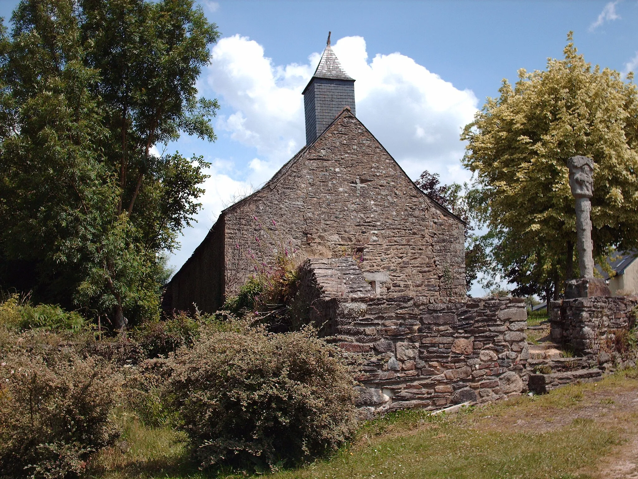 Photo showing: La chapelle Saint Nicolas avec la croix en granit classée MH