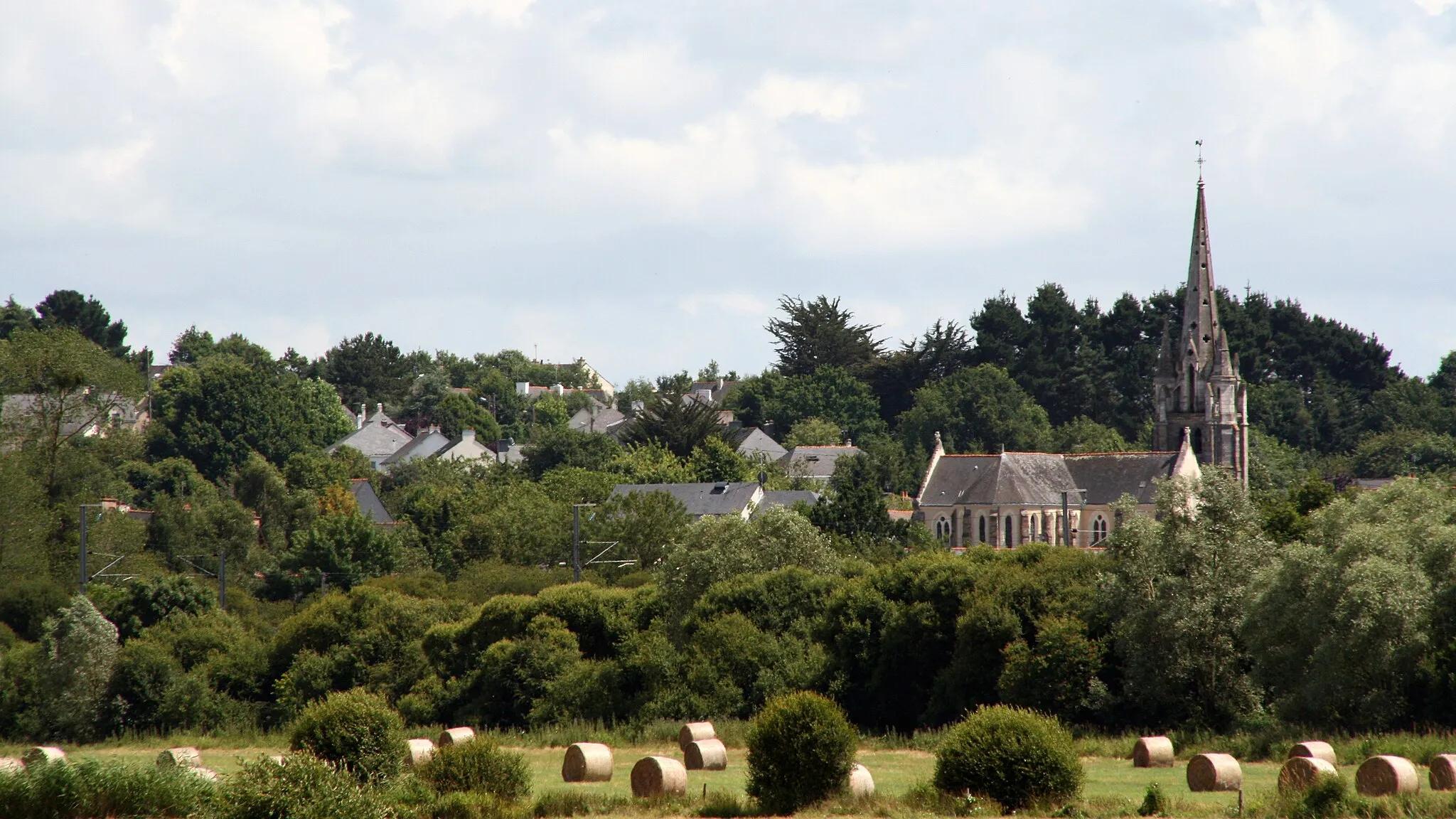 Photo showing: Church and a part of the village of Saint-Nicolas-de-Redon, Loire-Atlantique, France, viewed from Redon.