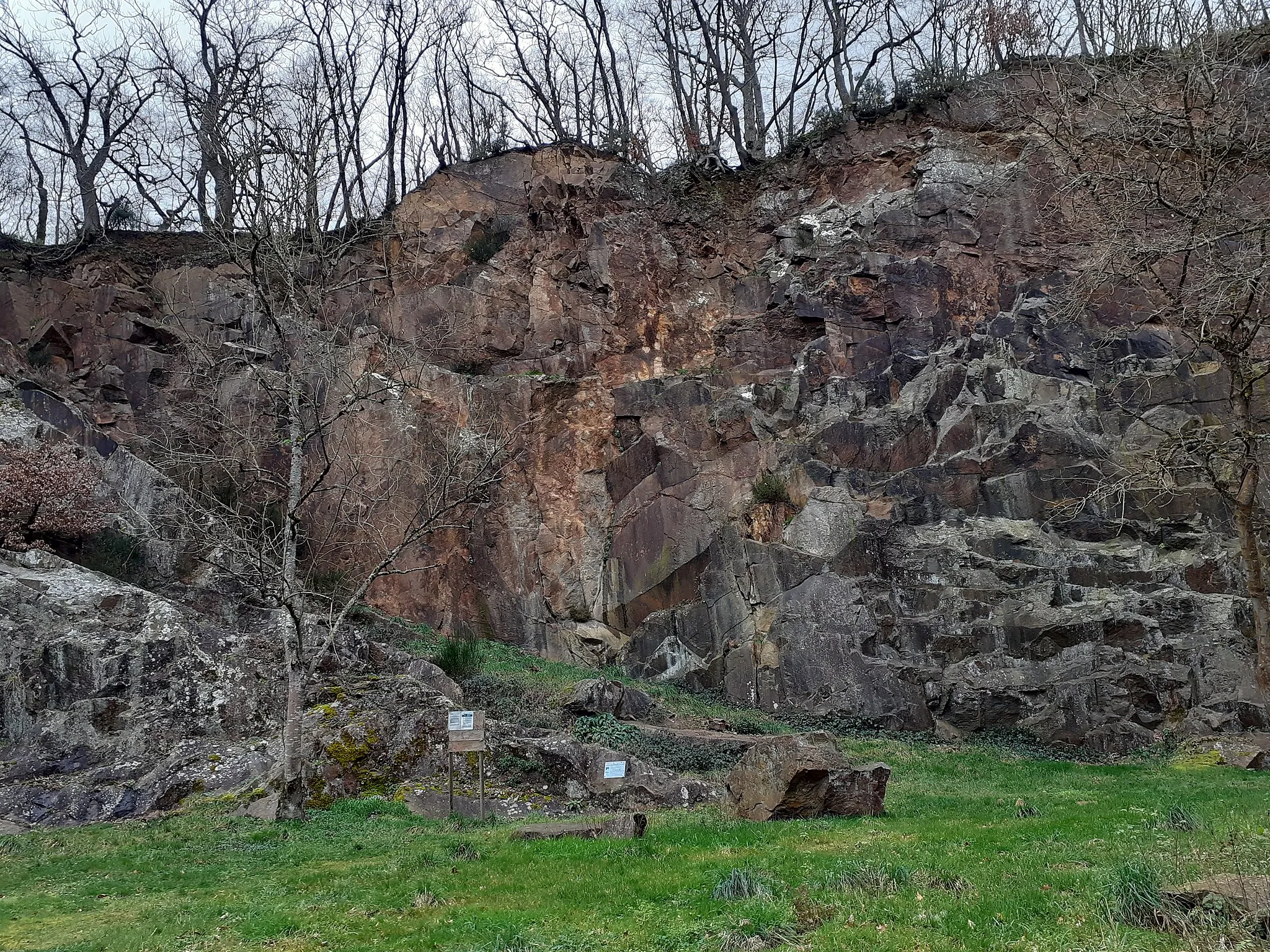 Photo showing: Site d'escalade de la Vieille Rivière, Lanvallay, Côtes d'Armor. Site équipé par la Fédération Française de la Montagne et de l'Escalade.