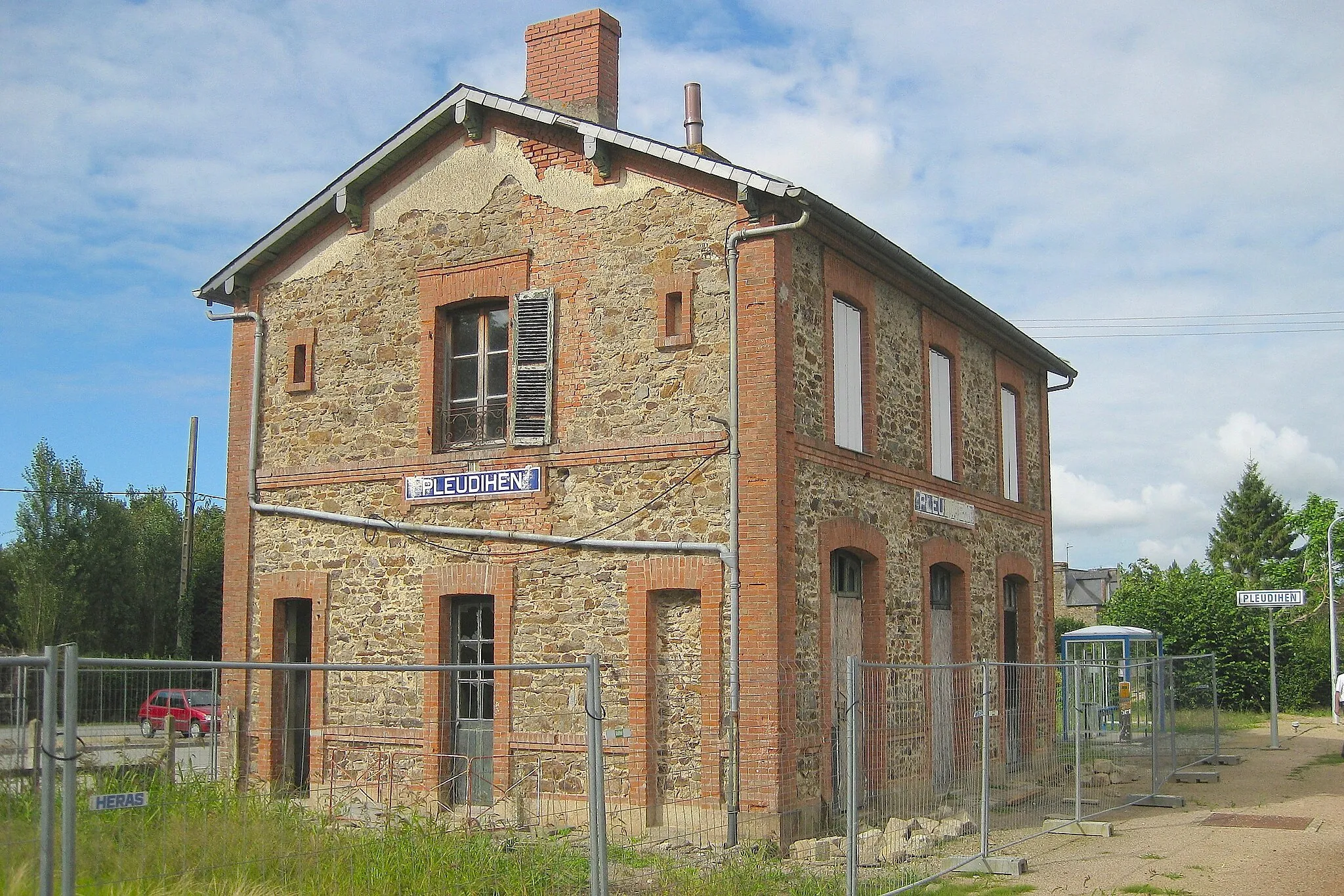 Photo showing: L'ancien bâtiment voyageurs de la gare de Pleudihen, lors de sa réhabilitation en logements sociaux.
