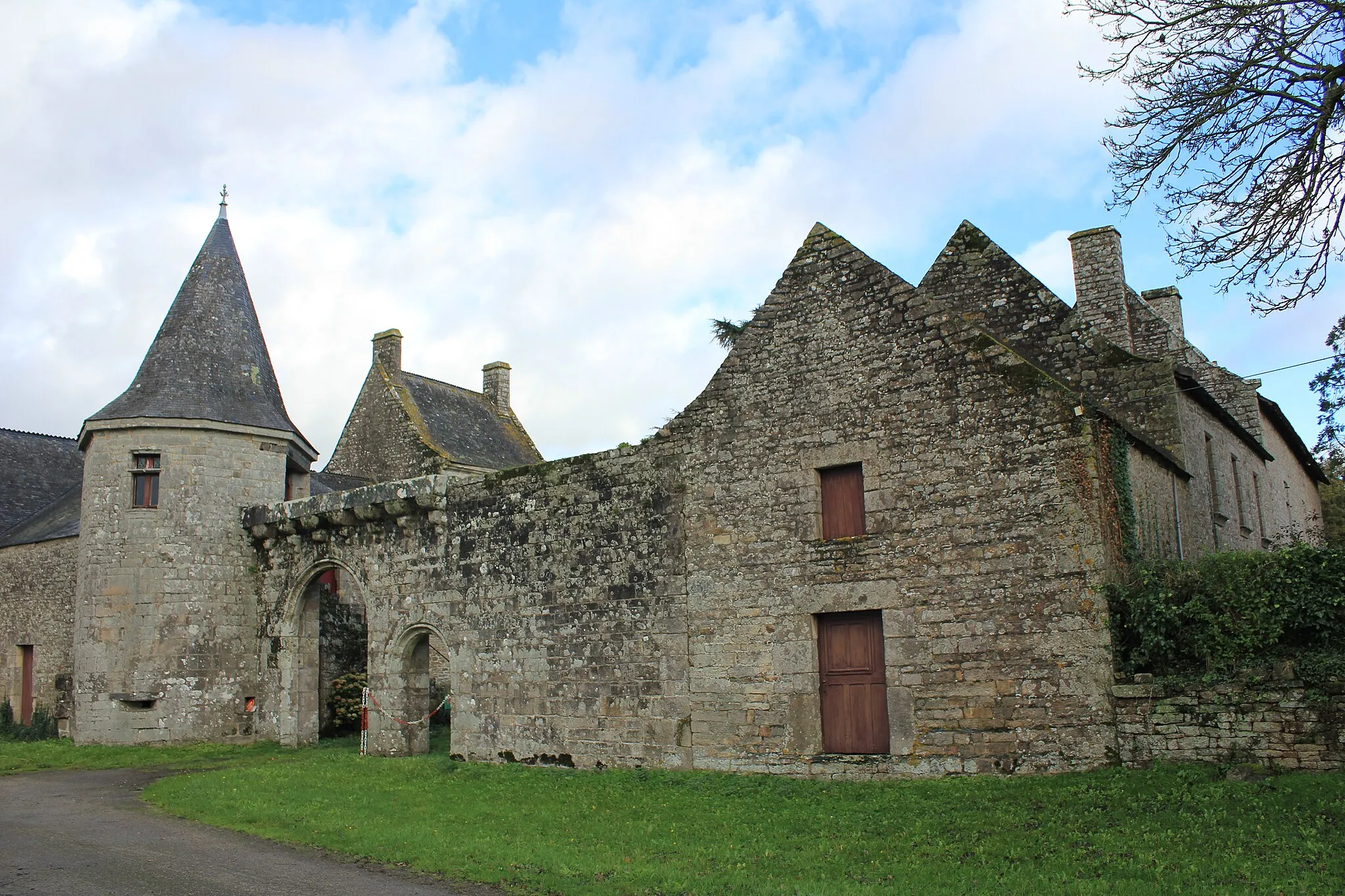 Photo showing: This building is indexed in the base Mérimée, a database of architectural heritage maintained by the French Ministry of Culture, under the reference PA00091539 .