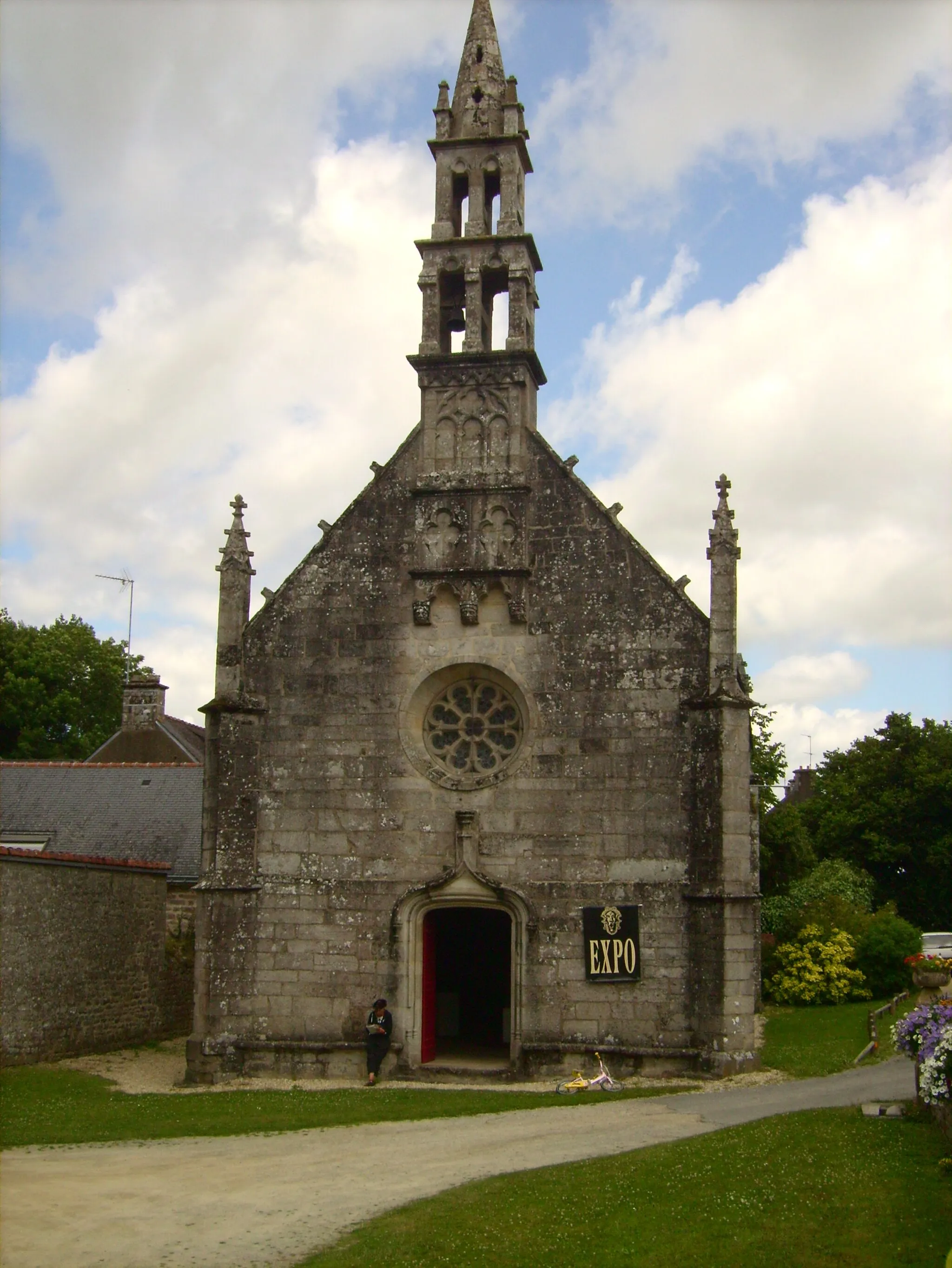 Photo showing: Façade de la chapelle Sainte-Anne, dans le bourg de Saint-Nolff.