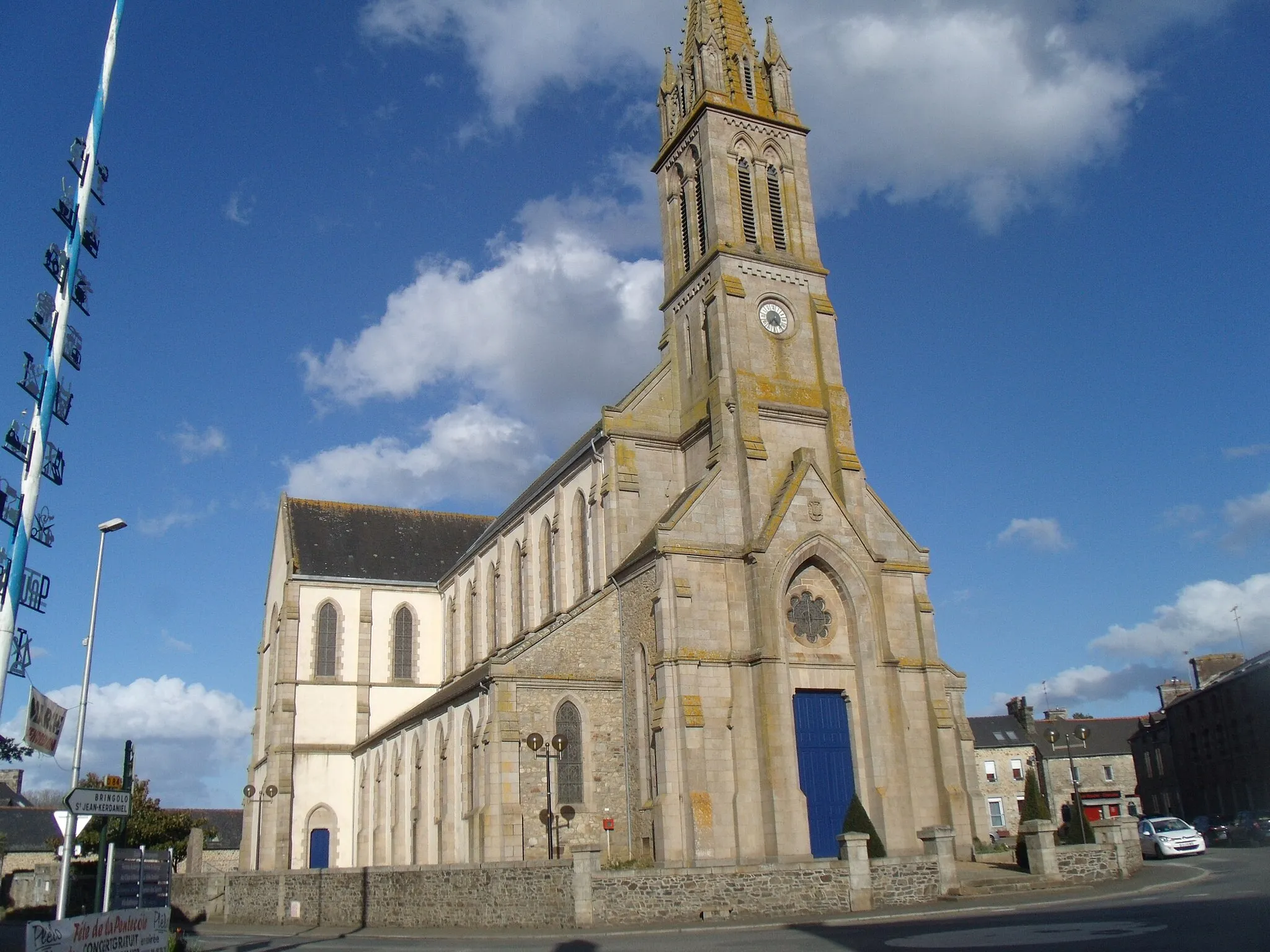Photo showing: L'Eglise Saint-Pierre-et-Saint-Paul de Plélo en mai 2015.