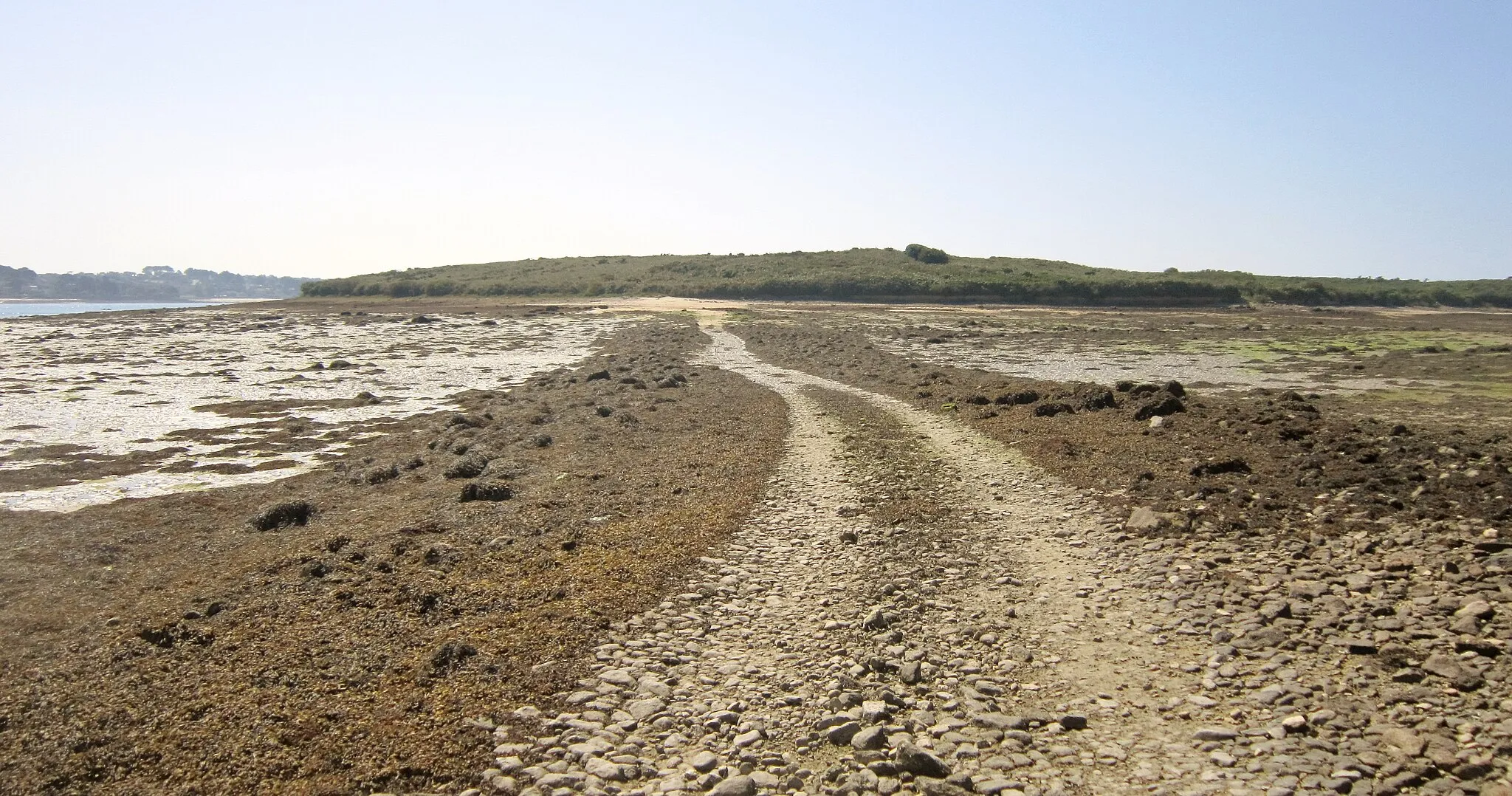 Photo showing: Plouguerneau : le chemin d'accès (à marée basse) à Énez Terc'h depuis la presqu'île de Kerazan Vraz.