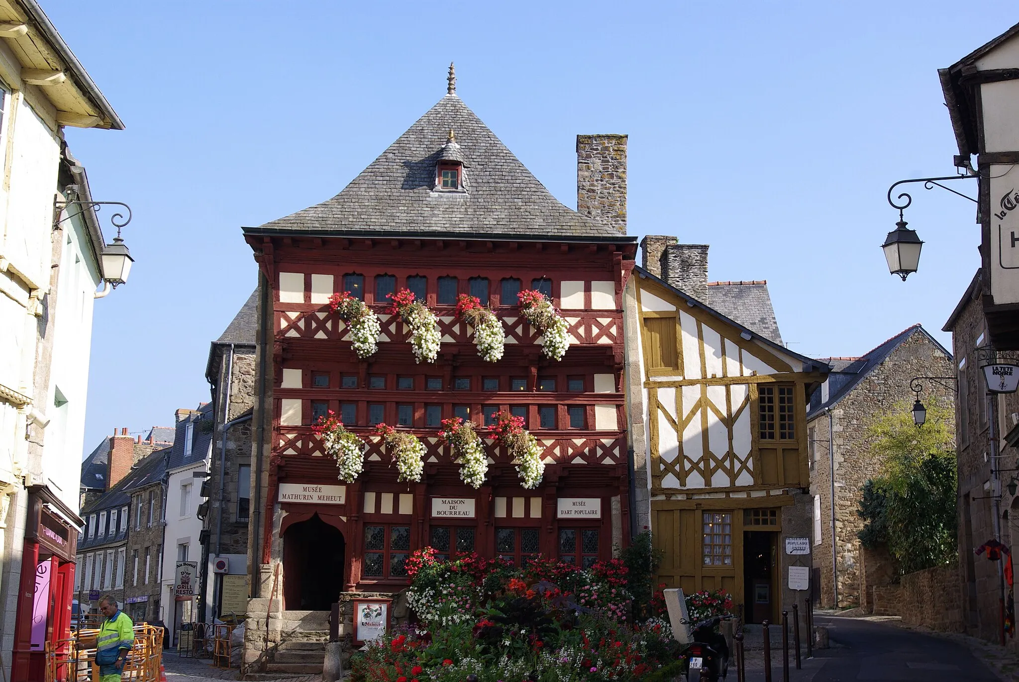 Photo showing: Lamballe in der Bretagne in Frankreich. Das Foto zeigt das Museum, im Rücken ist der Marktplatz (geotags in den EXIF-Daten).