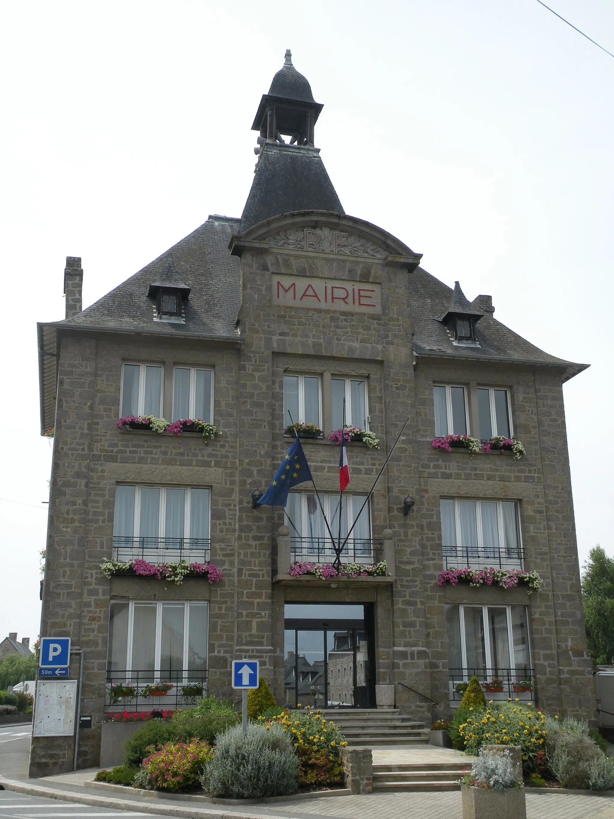 Photo showing: Town hall of Saint-Méloir-des-Ondes.