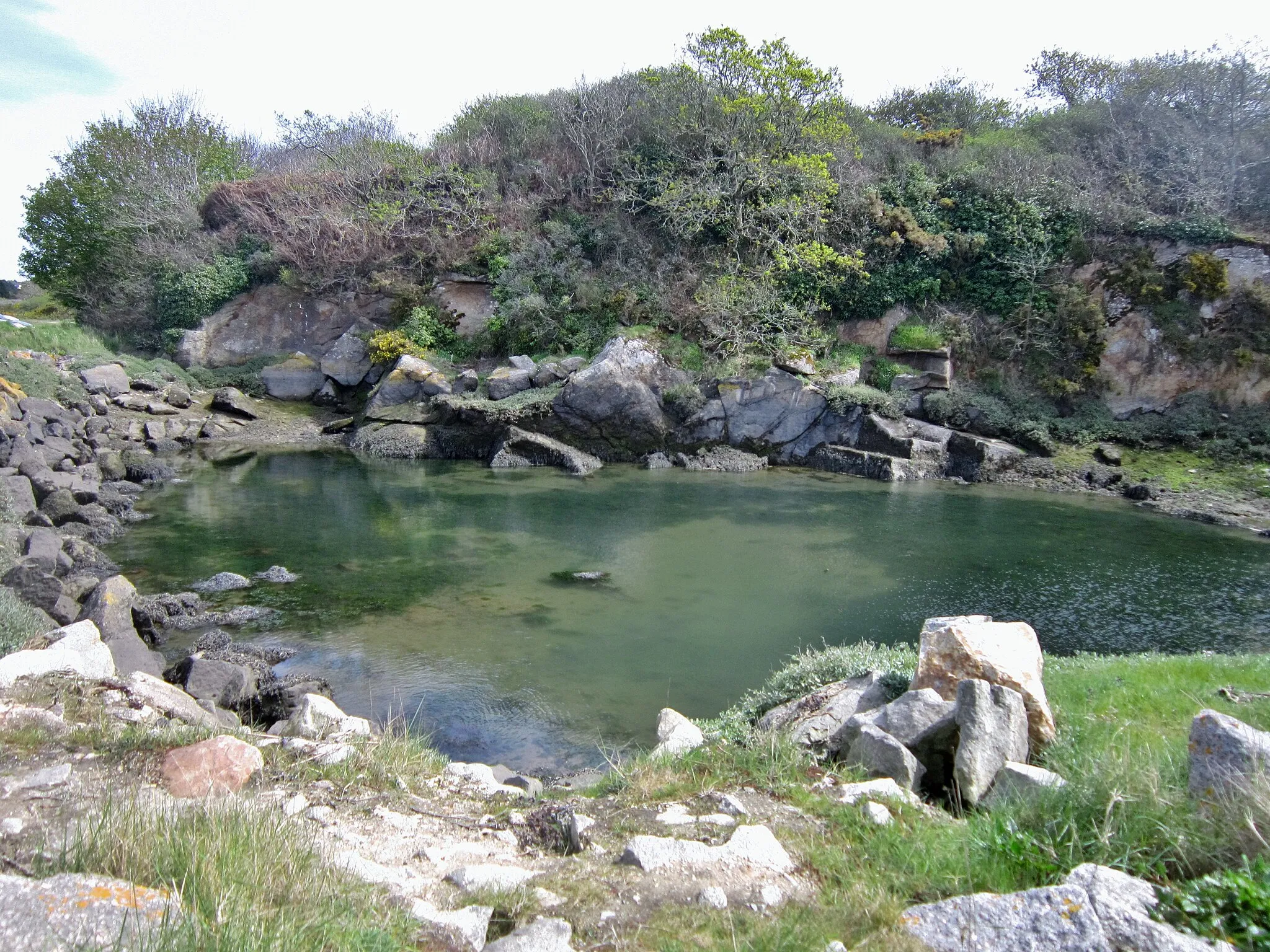 Photo showing: La carrière de granite de Kerglonou (Chanter Braz) sur la rive gauche de l'Aber Ildut (commune de Plouarzel).
