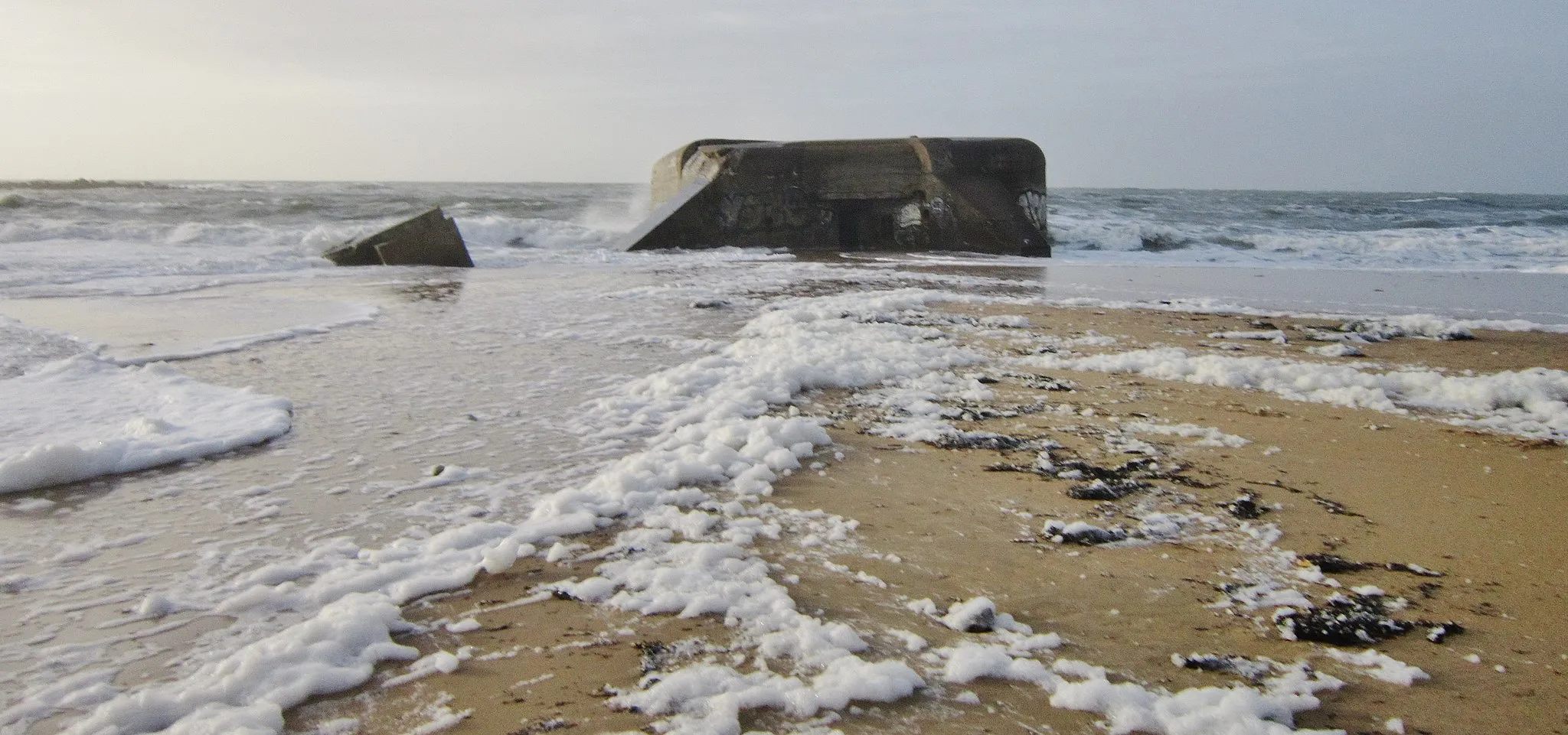 Photo showing: Erdeven : blockhaus envahi par la mer à marée haute un jour de gros temps (plage de Kerouriec).