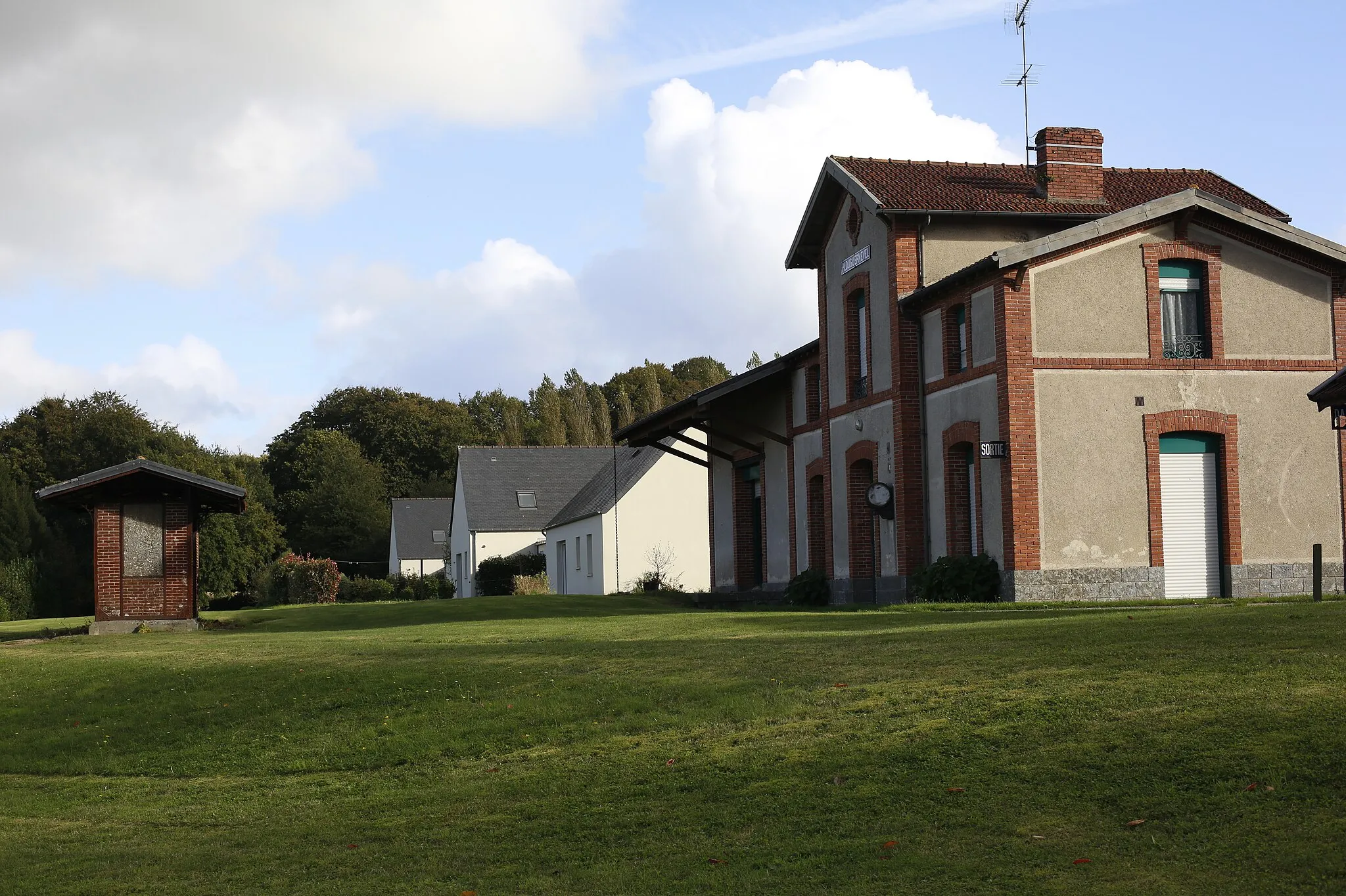 Photo showing: L'ancienne gare de Plouguernével, transformée en logements.