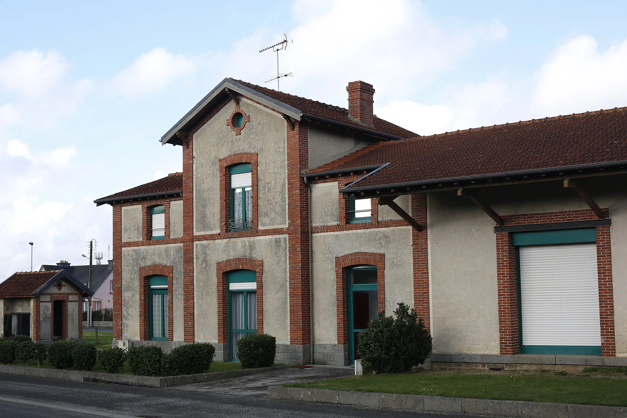 Photo showing: L'ancienne gare de Plouguernével, transformée en logements.