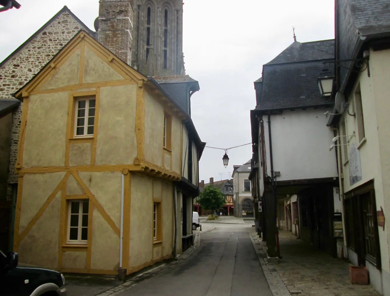 Photo showing: Vieilles maisons La Guerche, rue du Cheval-Blanc : n°10 à gauche, n°7 et 9 à droite