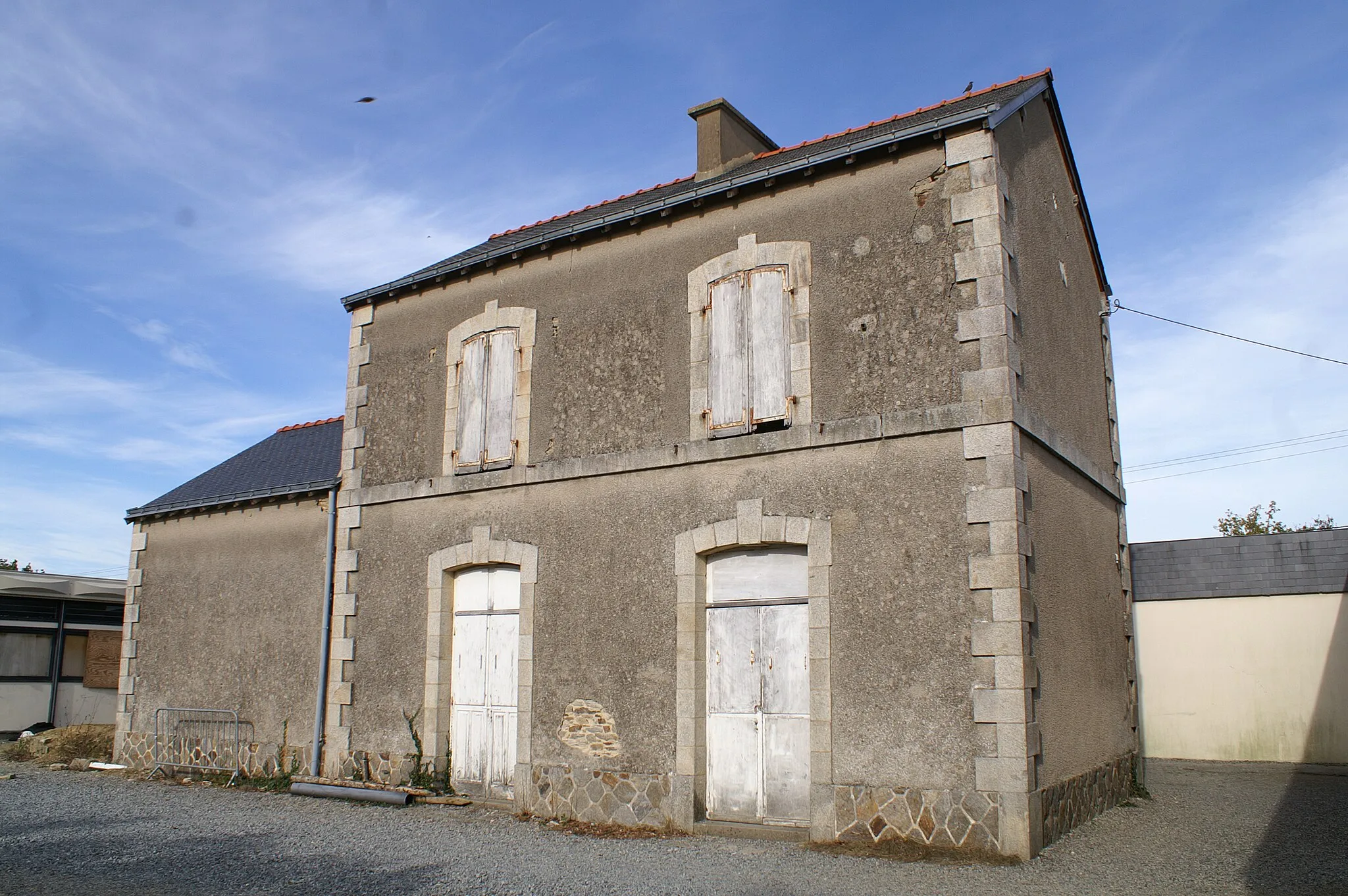 Photo showing: L'ancien bâtiment de la gare de Surzur.