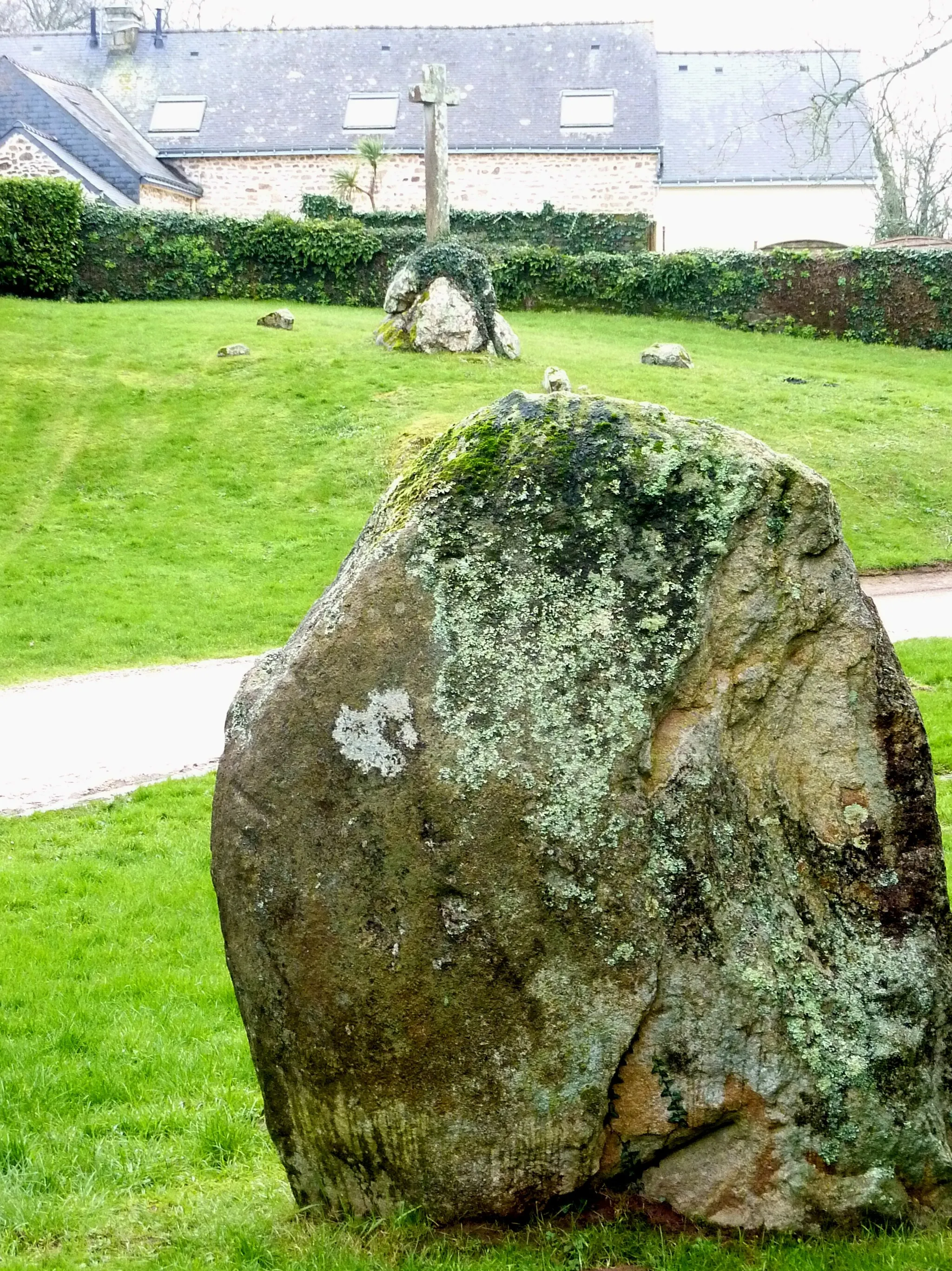 Photo showing: Quéven : menhir dans l'enclos de la chapelle Saint-Nicodème.