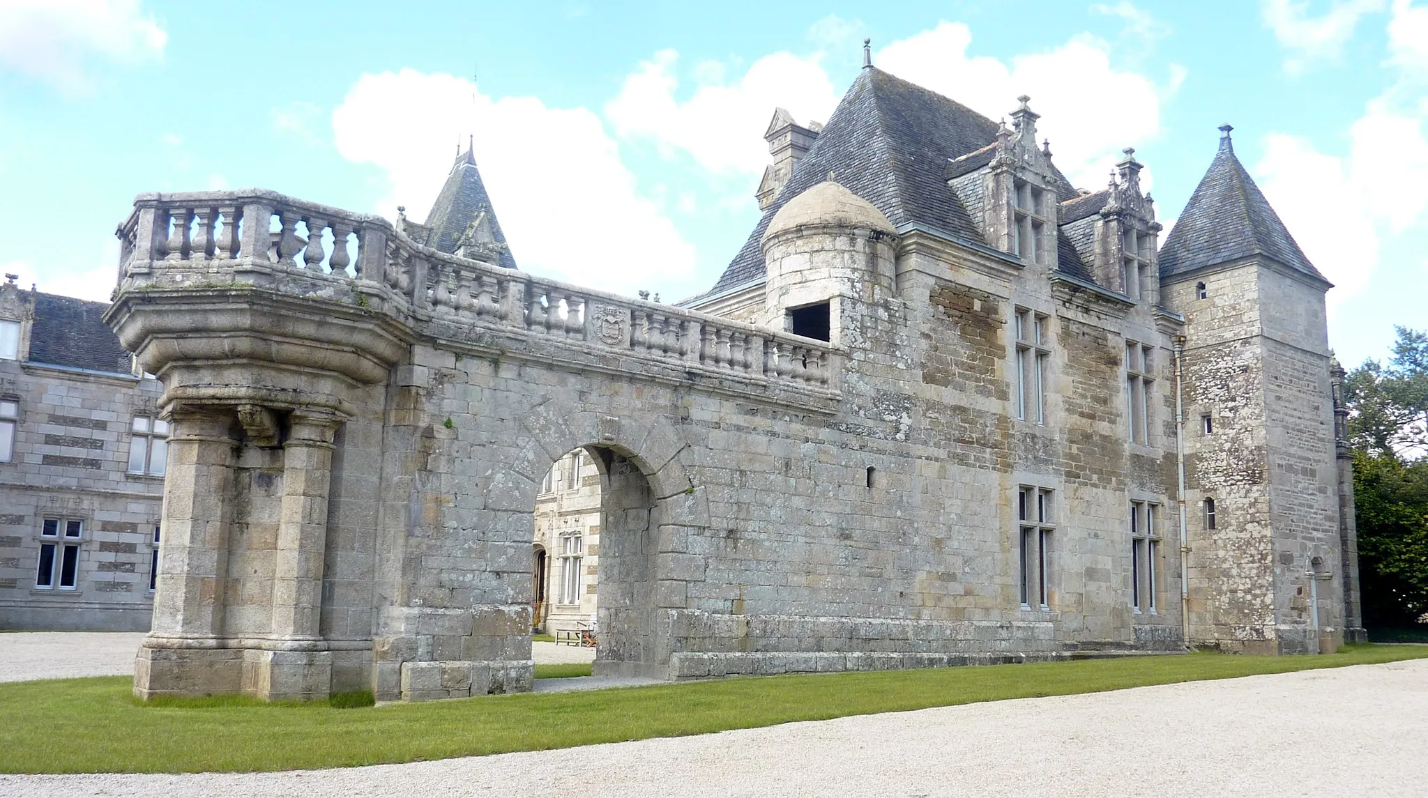 Photo showing: Château de Keruzoret : façade orientale et sa galerie, avec la porte cochère