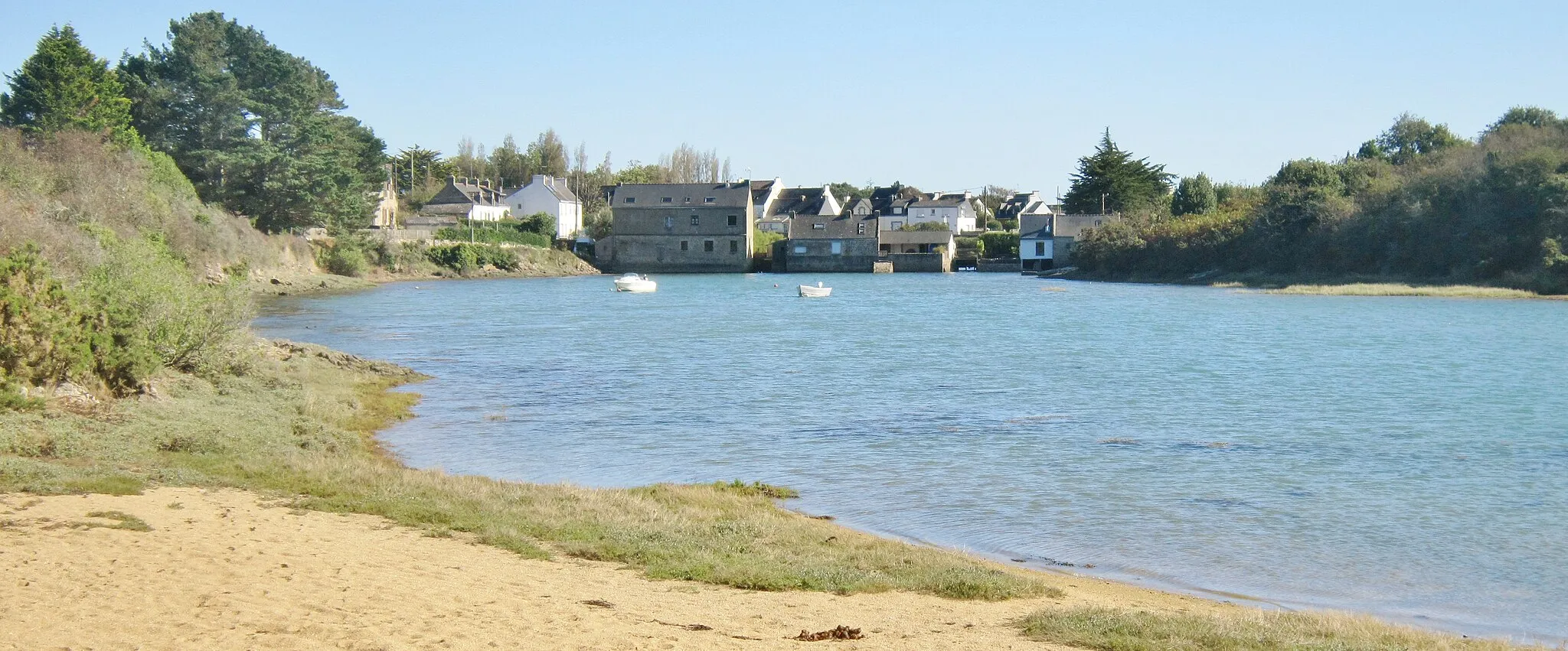 Photo showing: L'anse du Sac'h et, à l'arrière-plan, le moulin à marée du Sac'h, vus depuis les environs du moulin de Bignac.