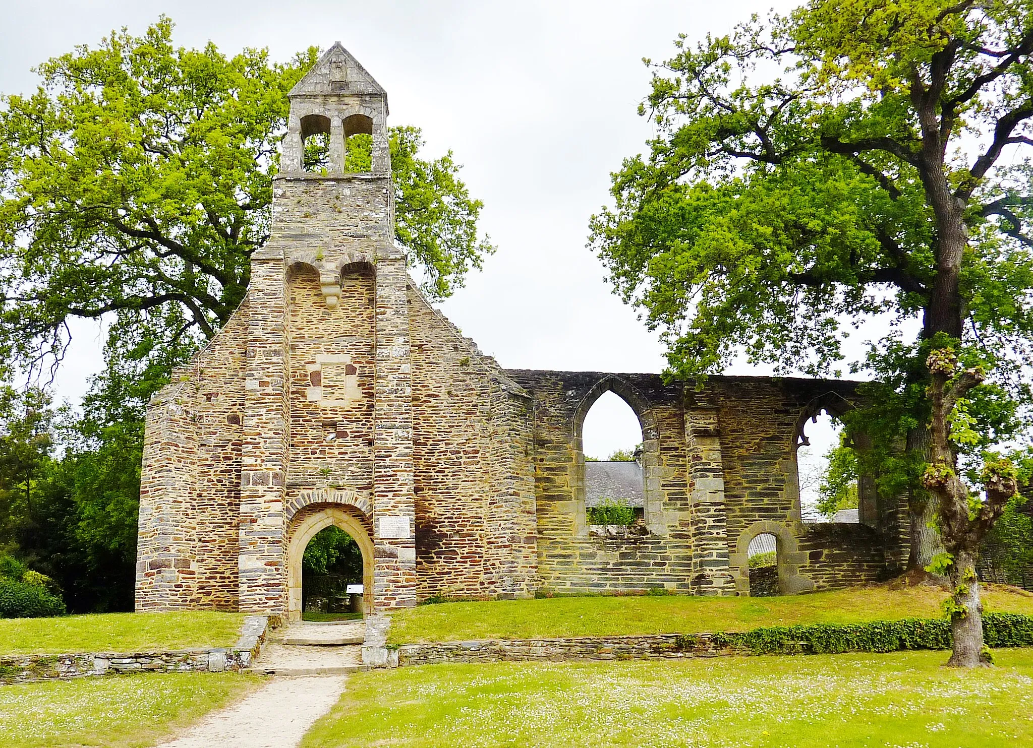 Photo showing: Malestroit : les ruines de la chapelle de La Madeleine qui a conservé son clocher-mur.