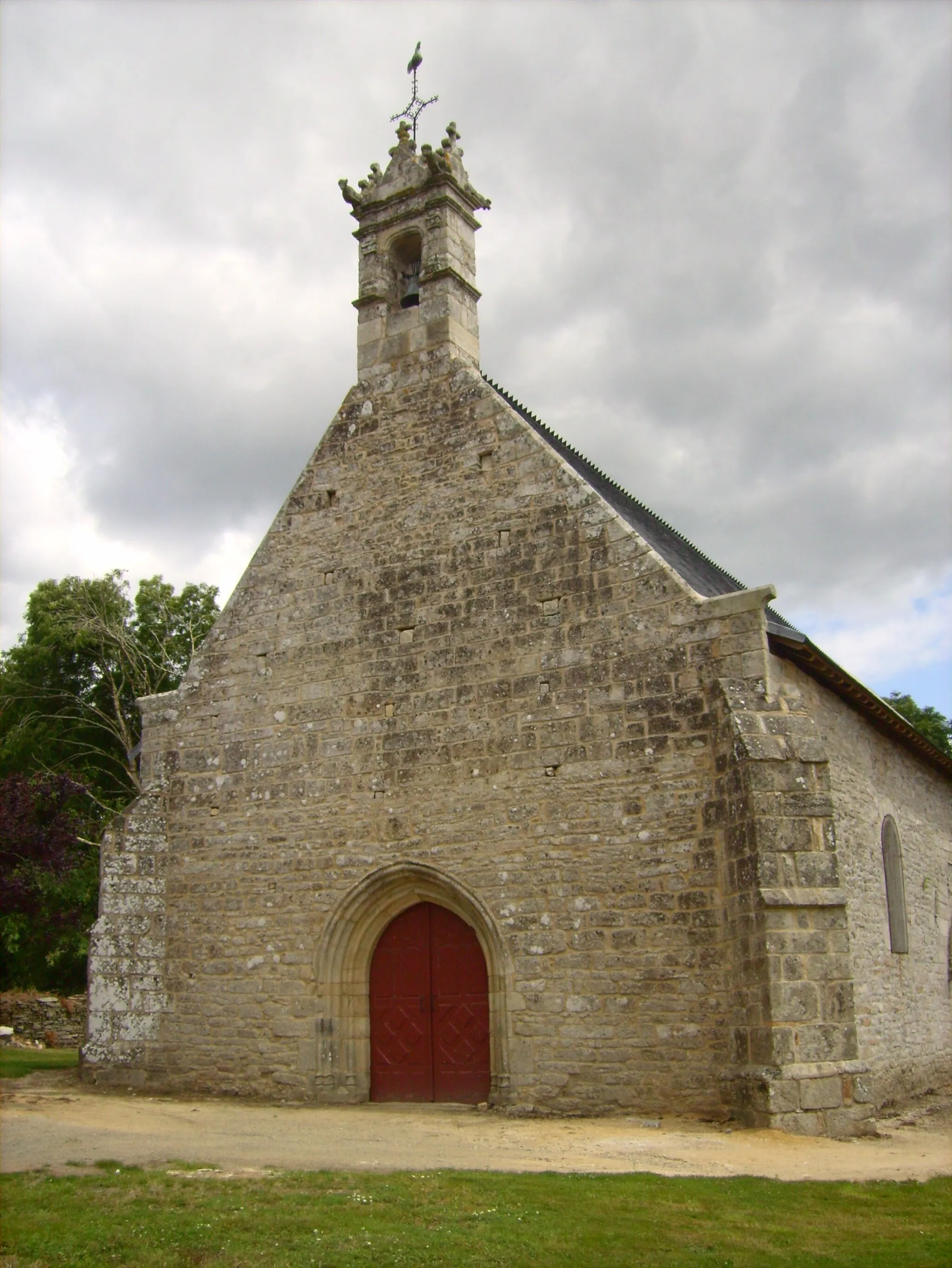 Photo showing: Front of the Mangolerian's chapel, in Monterblanc (France). Chapel of the XVth century many a time reshaped and restored.