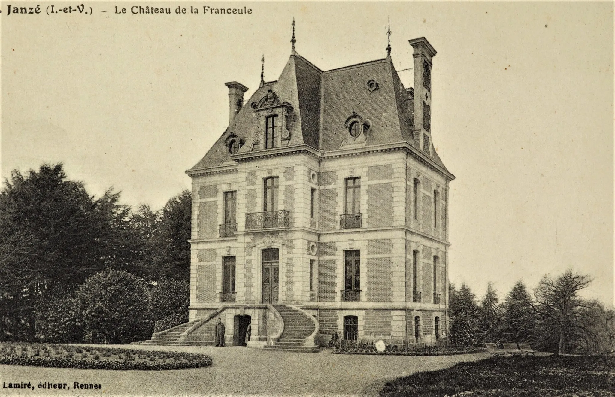 Photo showing: Postcard; photo taken before 1909; copy with correspondence dated 23 August 1908 and postage stamp shows Editions E. Mary-Rousselière  [

This object can be found on the documentary portal of the Museum of Brittany and the Bintinais ecomuseum. It is under the identifier FLMjo184677.
brezhoneg ∙ English ∙ français ∙ Tiếng Việt ∙ +/−

] The plain undated identical photo at the Musée de Bretagne is from a later republication by A. Lamiré, who acquired the business of Mary-Rousselière in the 1920s. [1]