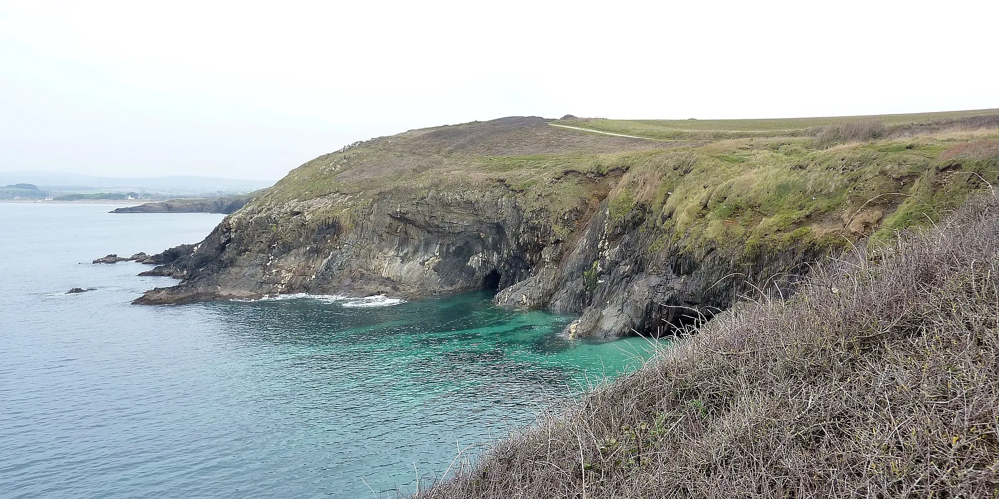 Photo showing: Plonévez-Porzay : falaises entre la pointe de Tréfeuntec et Beg ar Véchen.