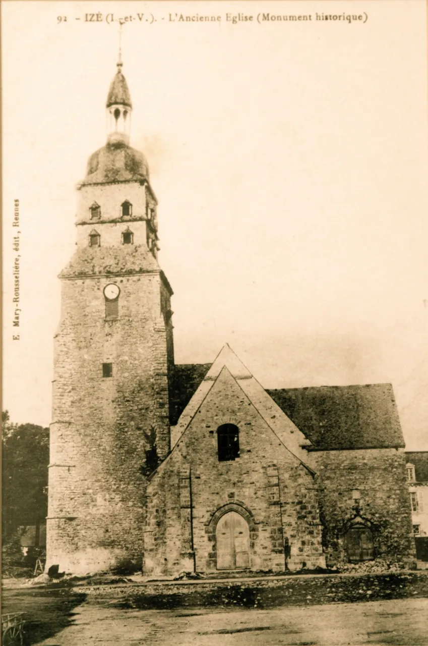 Photo showing: L'ancienne église Saint-Etienne de Val d'Izé vers 1900 (carte postale d'Edmond Mary-Rousselière)