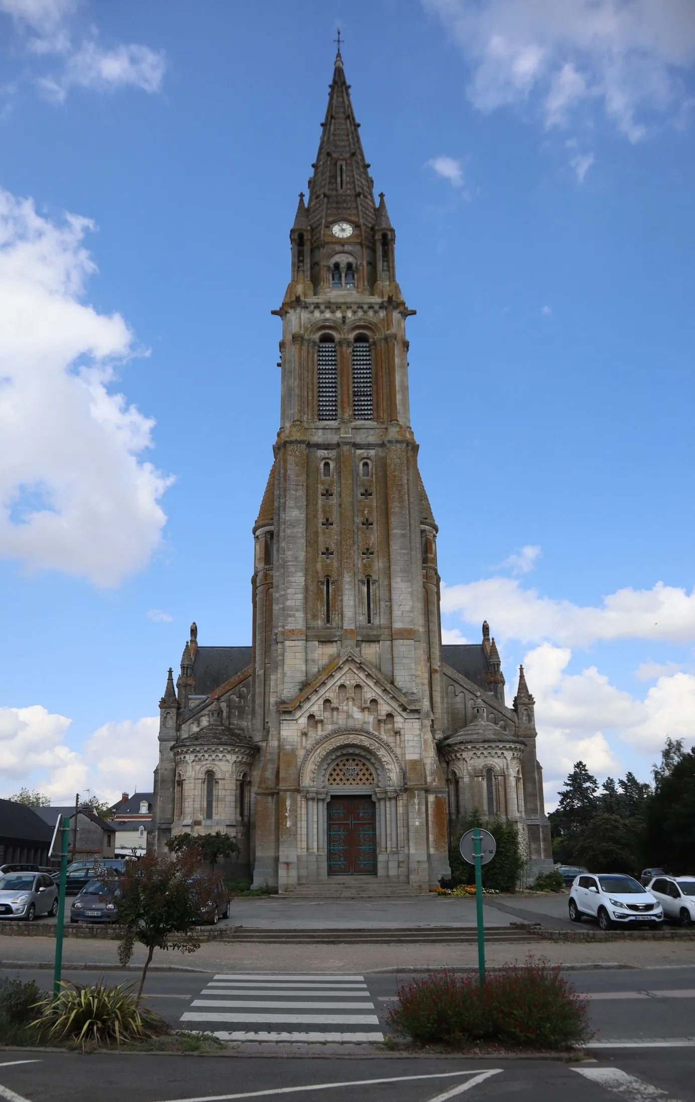Photo showing: Façade principale de l'église de Janzé (35) dédiée au Sacré-Cœur, à Saint-Pierre et Saint-Martin.