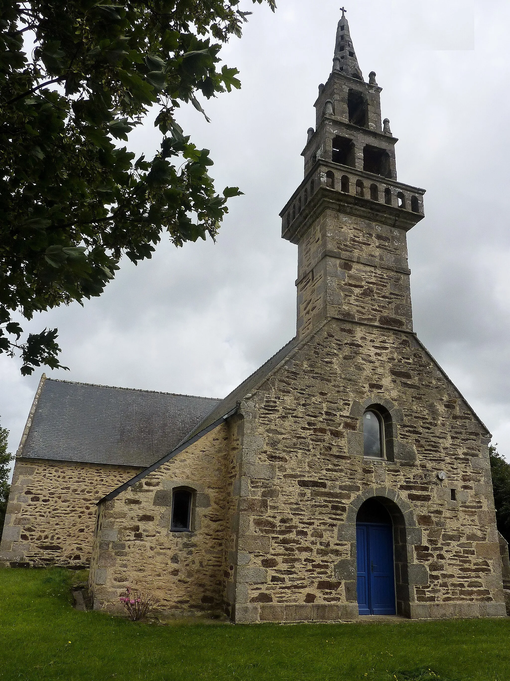 Photo showing: Le Drennec : la chapelle de Landouzen, façade sud.
