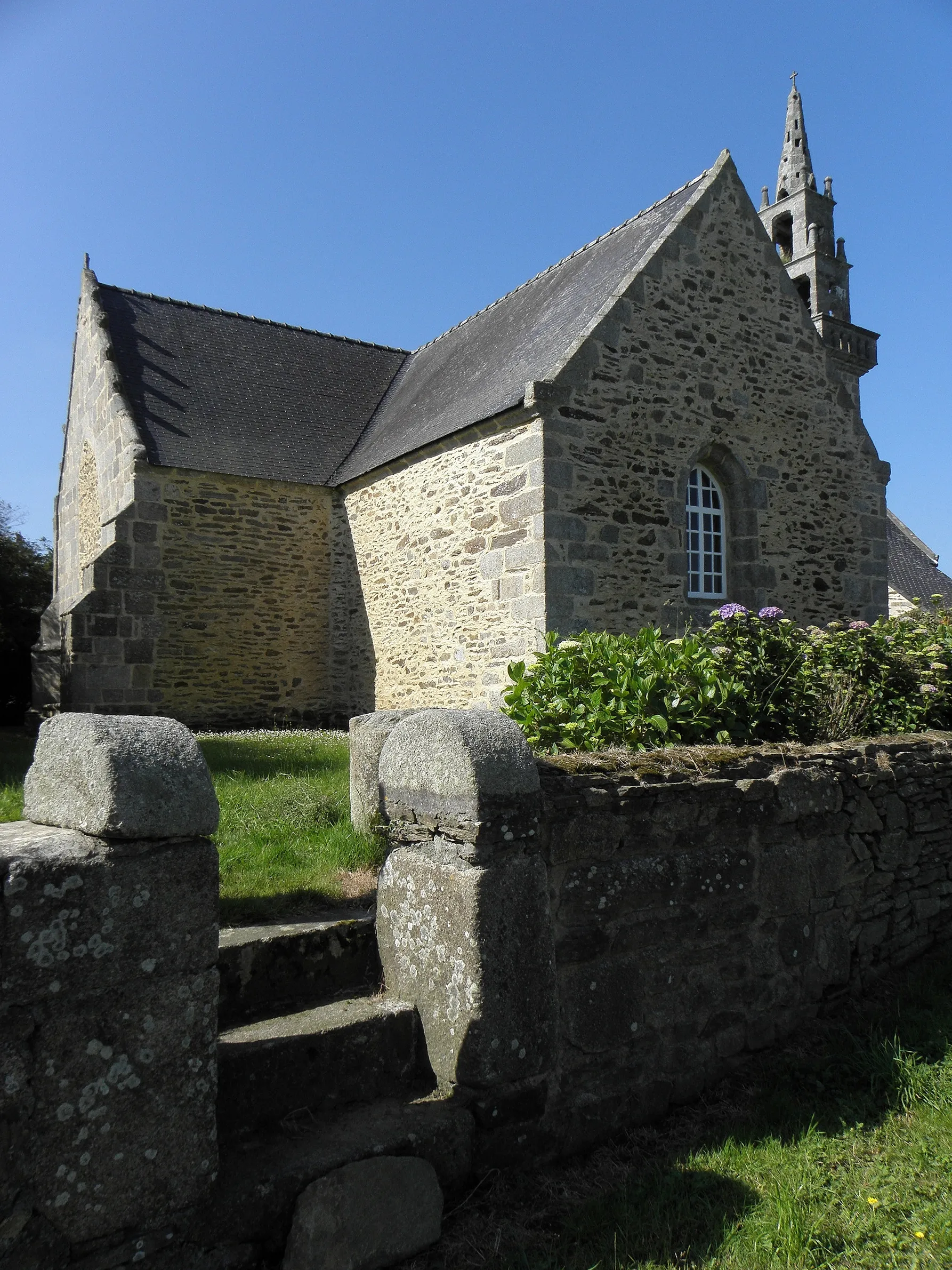 Photo showing: Chapelle de Landouzen, commune du Drennec (29). Chevet et flanc nord.