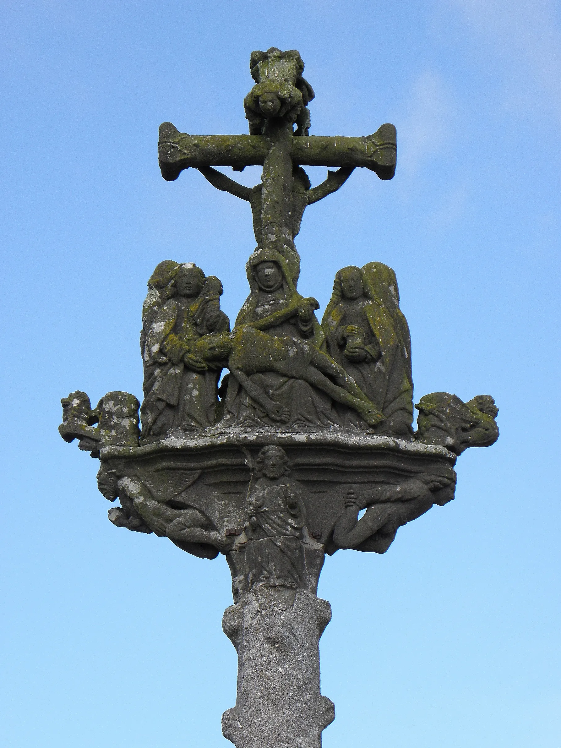 Photo showing: Calvaire du cimetière de Guiclan (29). Pietà.