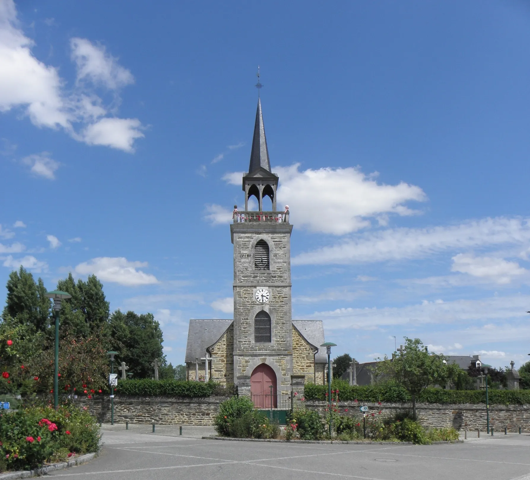 Photo showing: Église Saint-Aubin de Saint-Aubin-du-Pavail (35). Façade principale.