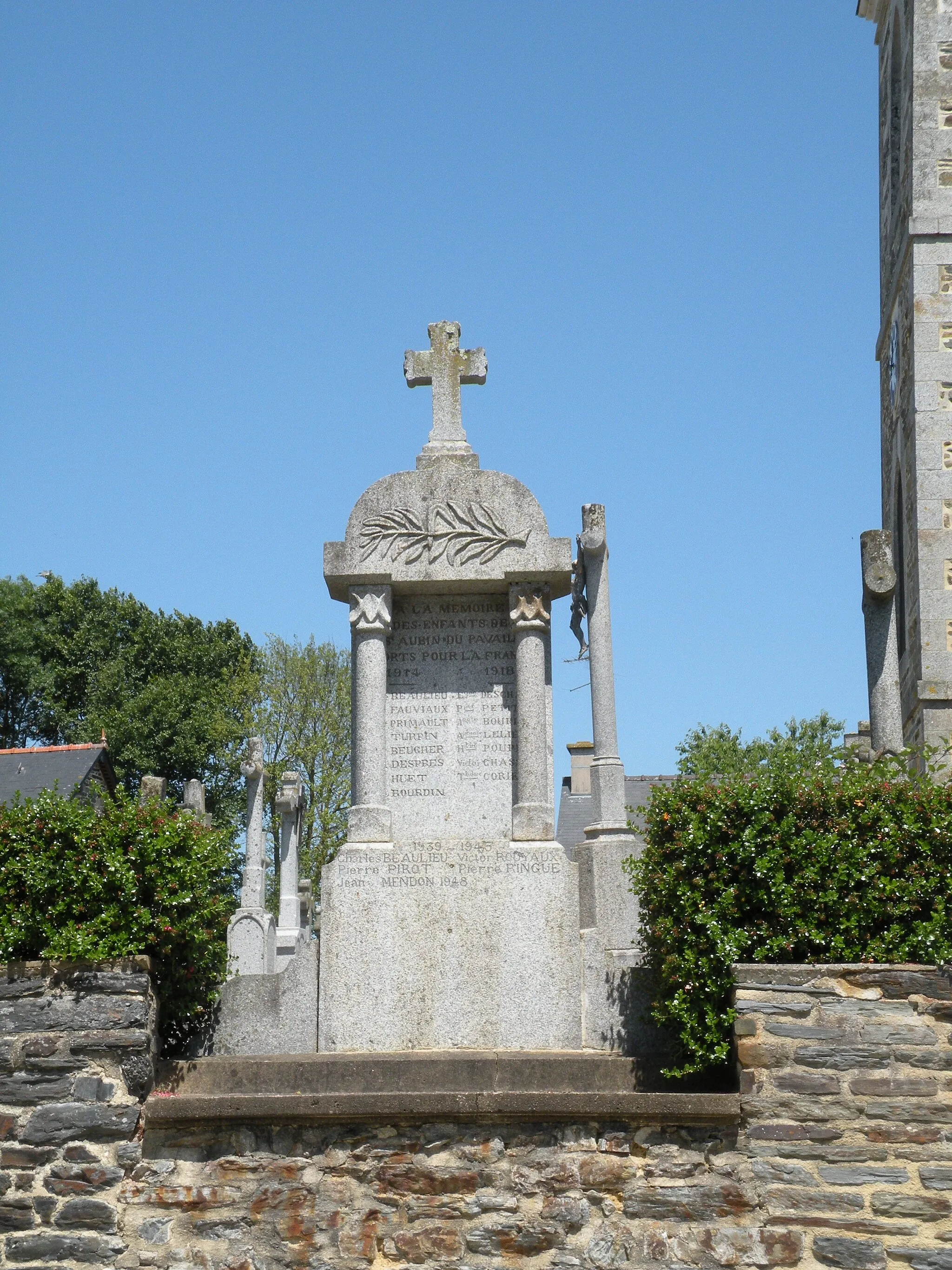 Photo showing: Monument aux morts de Saint-Aubin-du-Pavail (Ille-et-Vilaine).