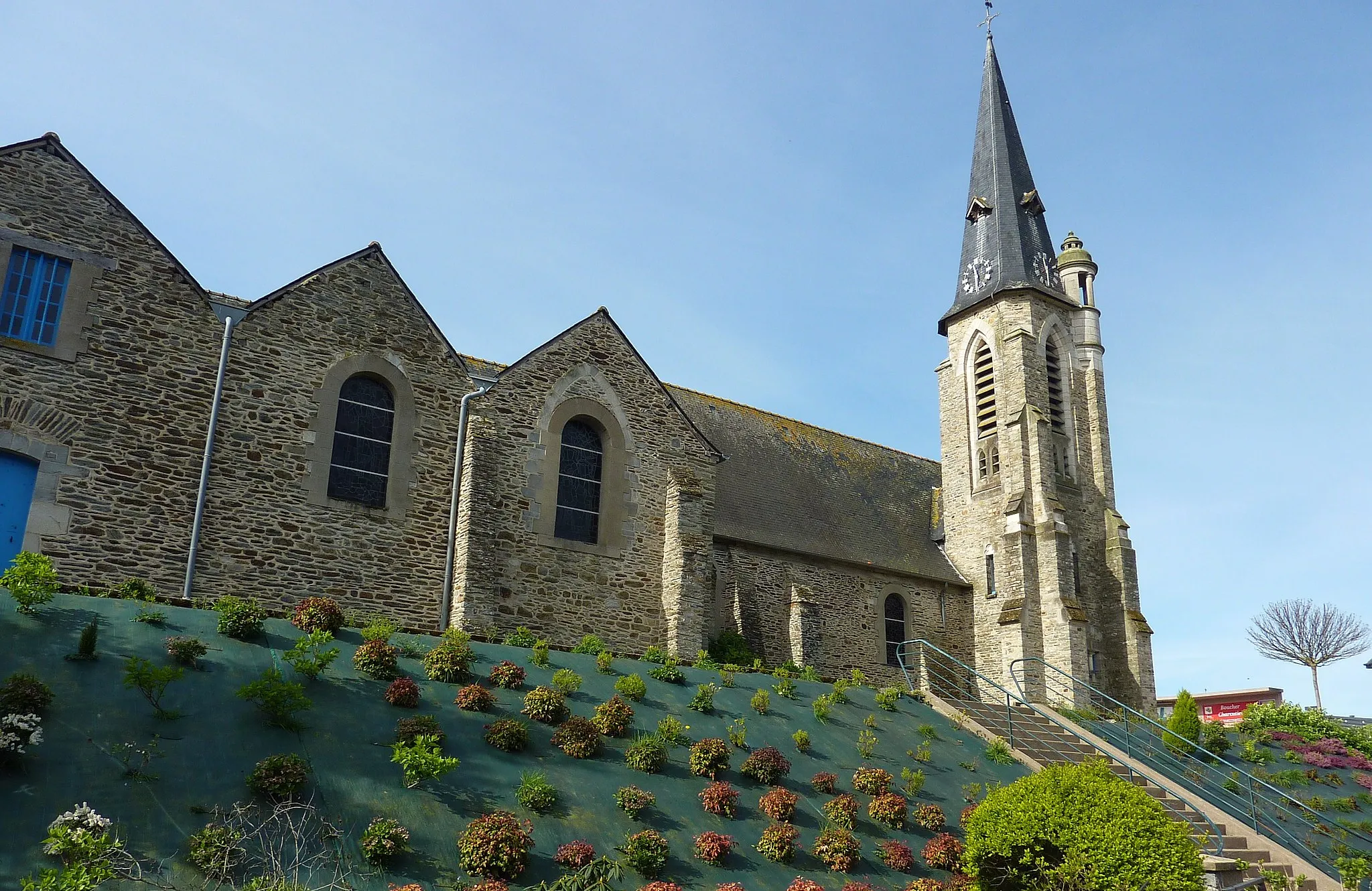 Photo showing: Saint-Didier : l'église paroissiale vue du nord et la butte, partiellement arasée et confortée par un muret de pierres, qui portait l'ancien cimetière.