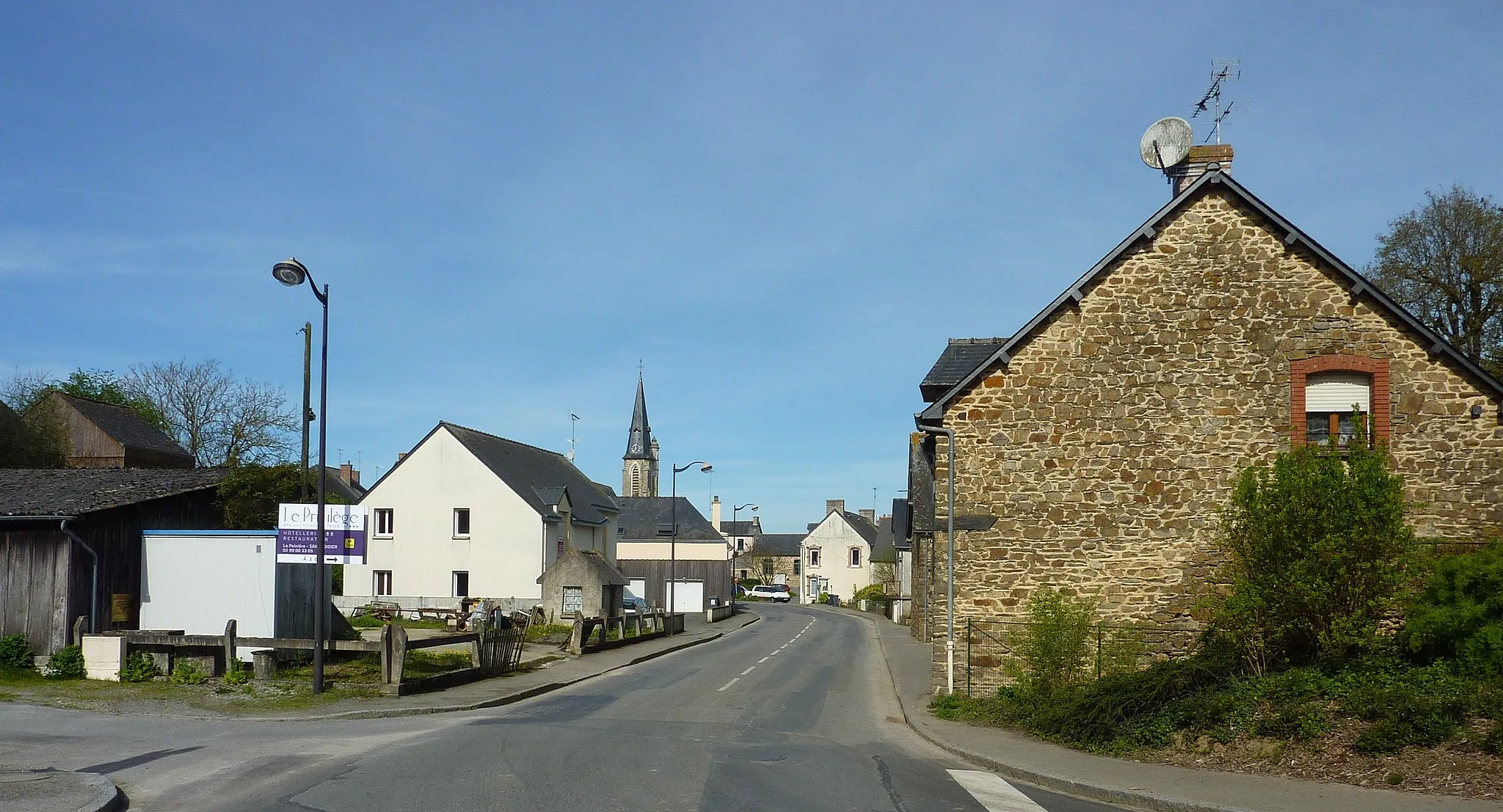 Photo showing: Saint-Didier : le bas du bourg vu depuis le carrefour du CD 33 et du CD 105 (en bas de la côte de la Croix-Verte)