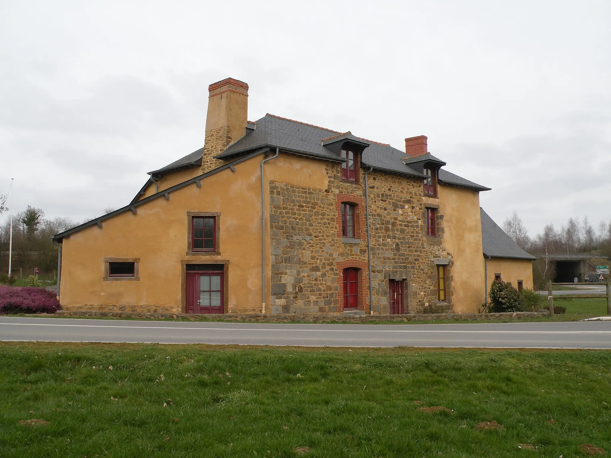 Photo showing: Ancienne ferme du Bas-Champ à Vignoc, ancien siège de la communauté de communes du Val d'Ille.