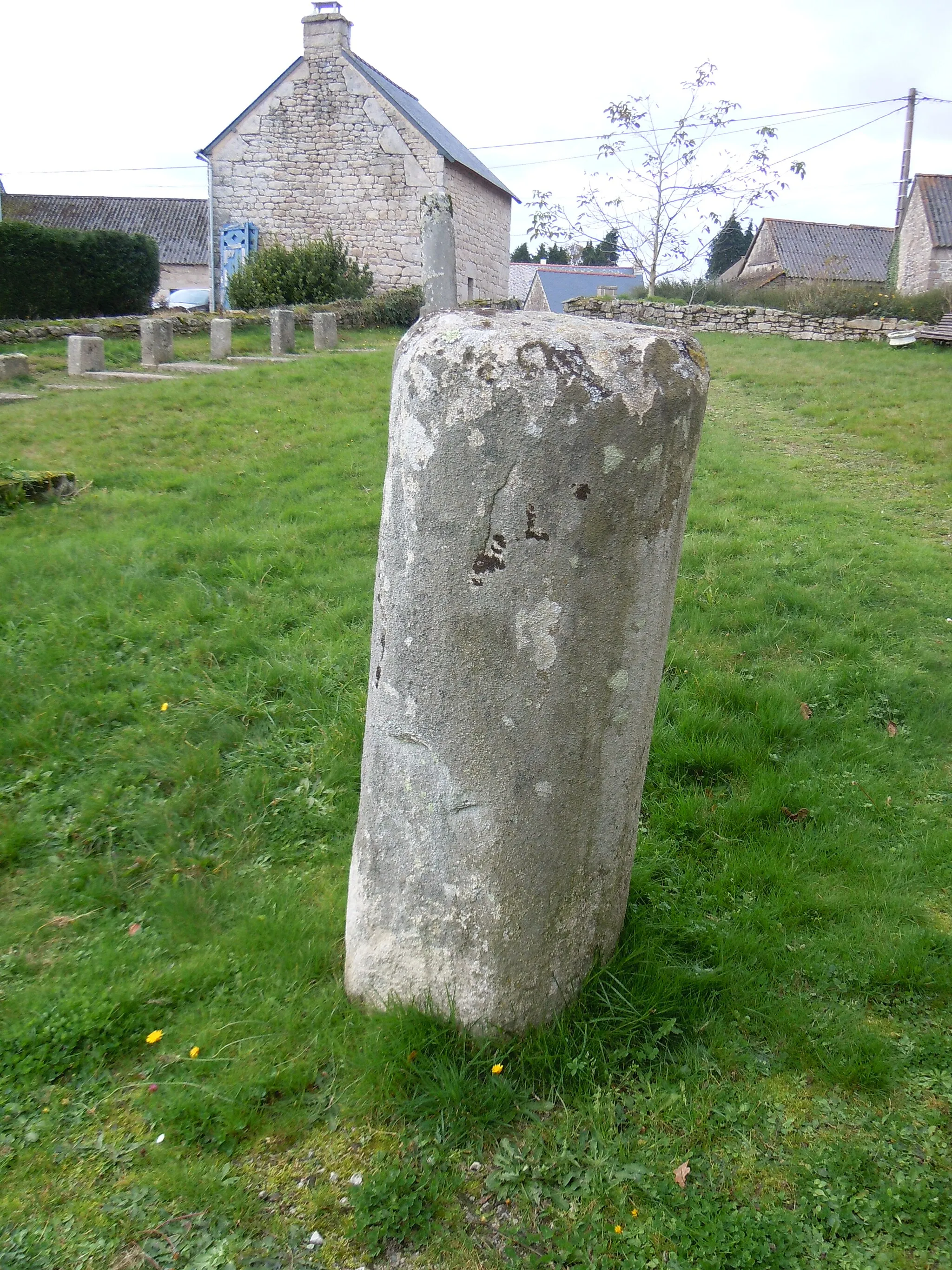 Photo showing: La seconde borne miliaire de Locmeltro, tronquée au sommet (commune de Guern dans le Morbihan)