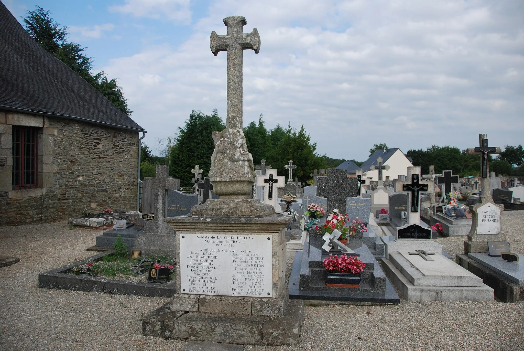 Photo showing: Monument aux morts dans le cimetière de l'église de La Croix-Helléan