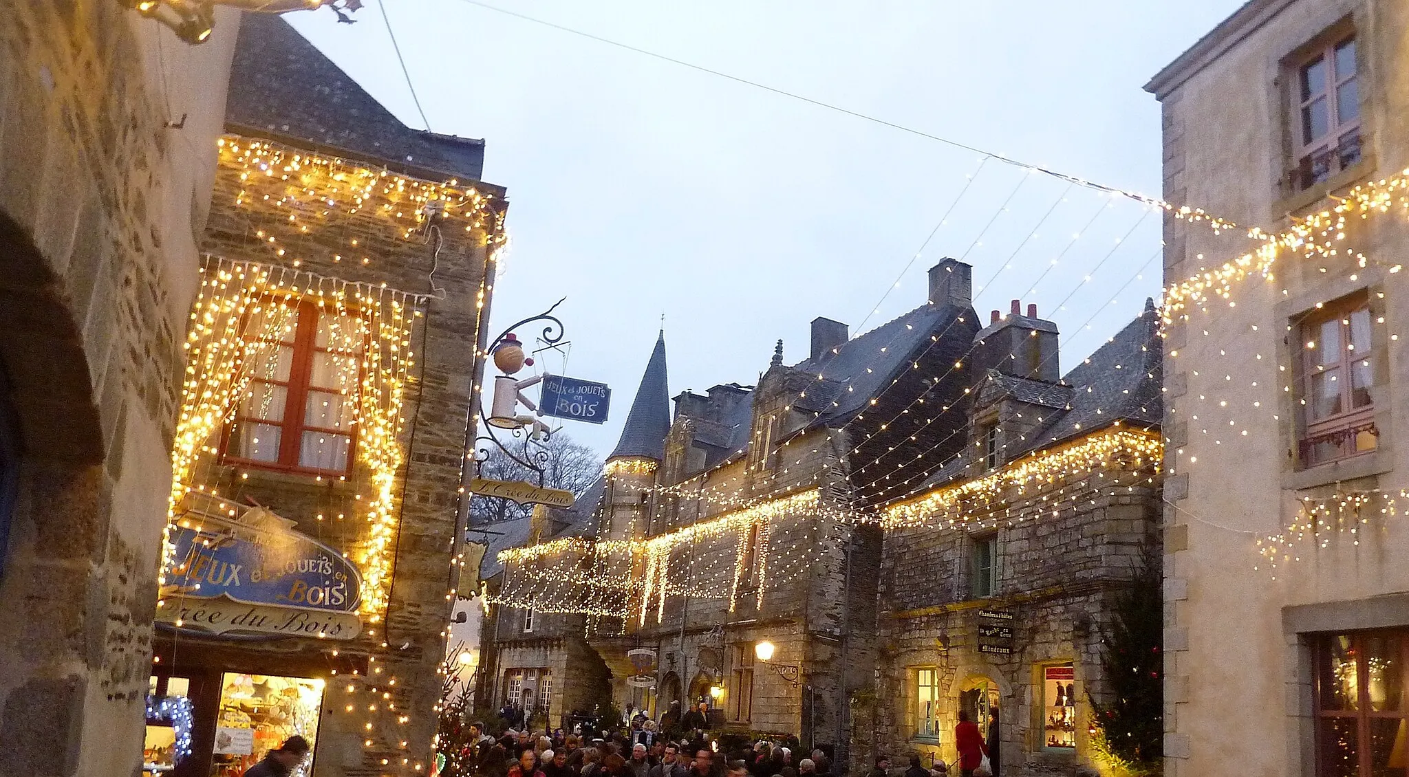 Photo showing: Illuminations de Noël à Rochefort-en-Terre (décembre 2014)