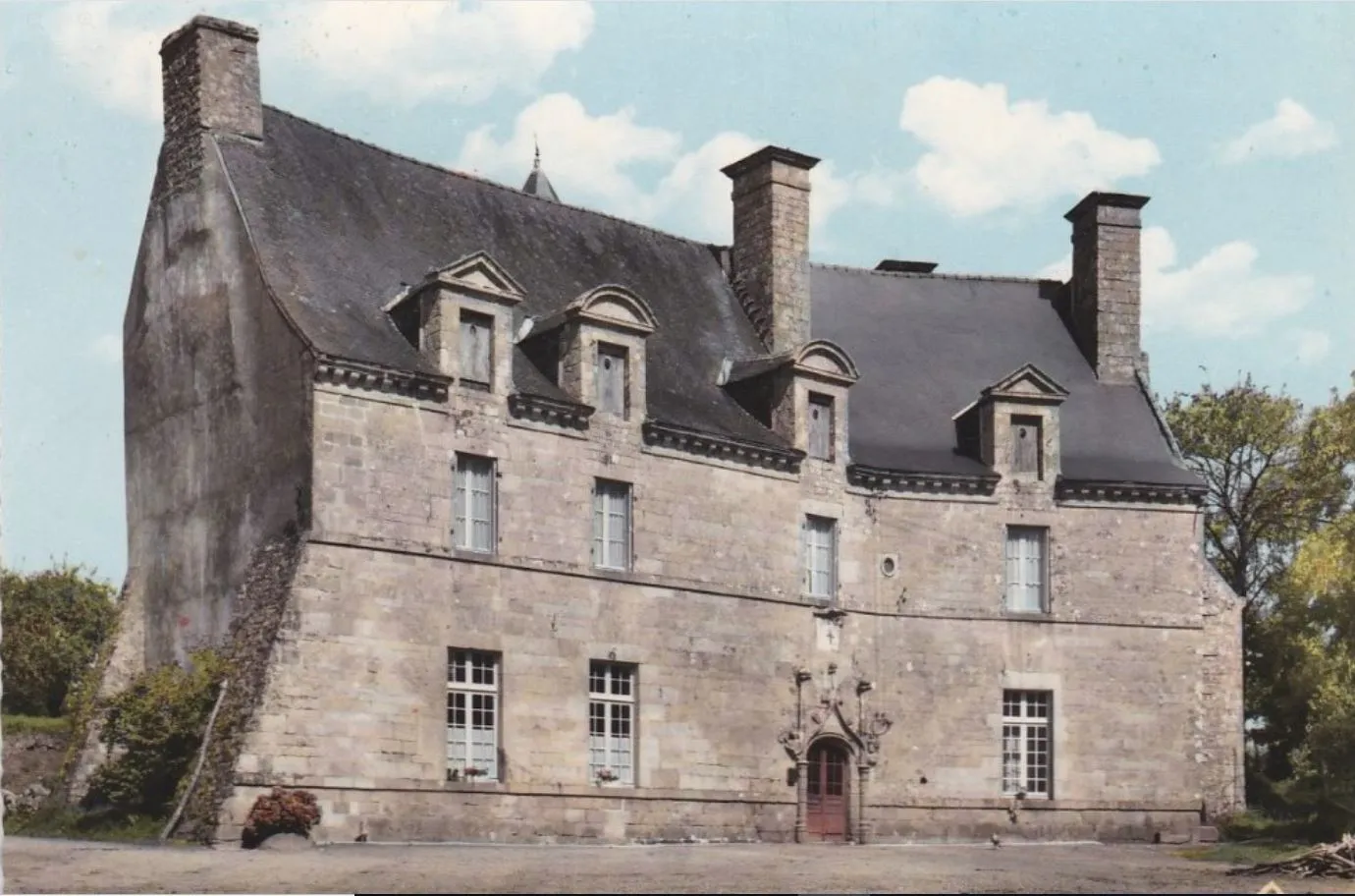 Photo showing: carte postale de château de Kermerien (Saint-Caradec-Trégomel) vers 1950.